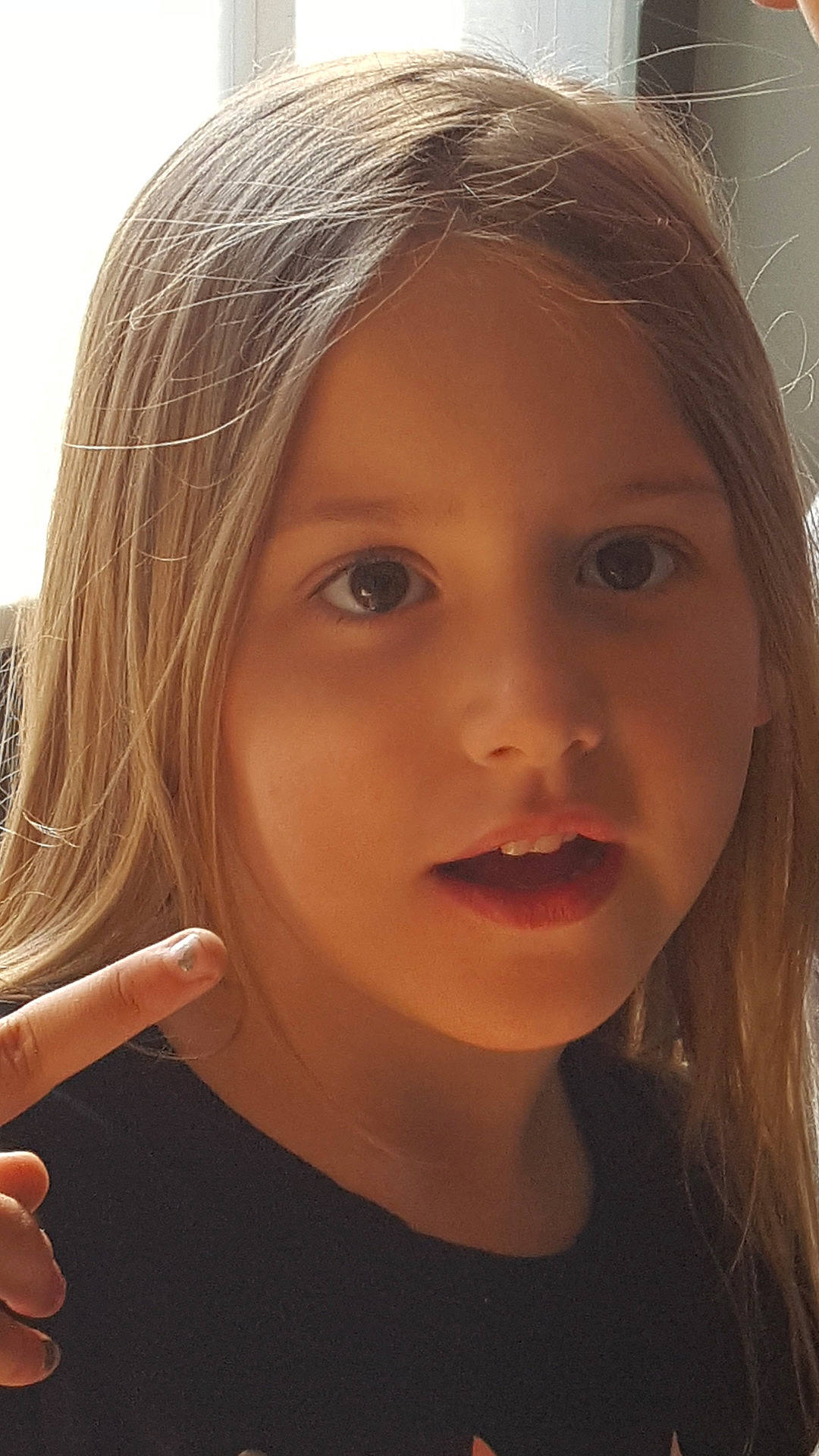 Pauline a rejoint le concours — aidez-le/la à gagner de superbes lots ! beauty, blond, brown_hair, cheek, child, child_model, chin, eye, eyebrow, face, forehead, girl, hair_accessory, hairstyle, head, human_hair_color, lip, long_hair, nose, person