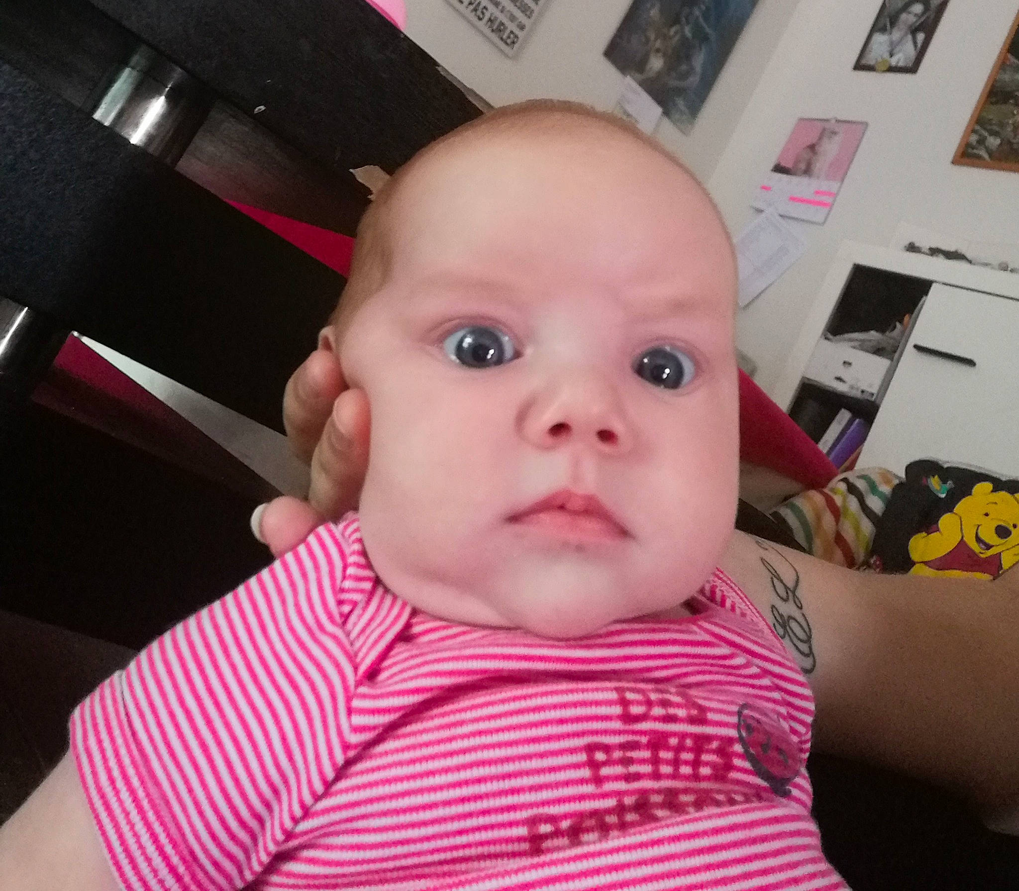 Melyne participe au concours pour gagner de l'argent avec cette photo : baby, baby_toddler_clothing, blurred, cheek, eyebrow, eyelash, finger, gesture, hand, happy, mouth, nail, nose, person, picture_frame, pink, skin, sleeve, smile, t_shirt