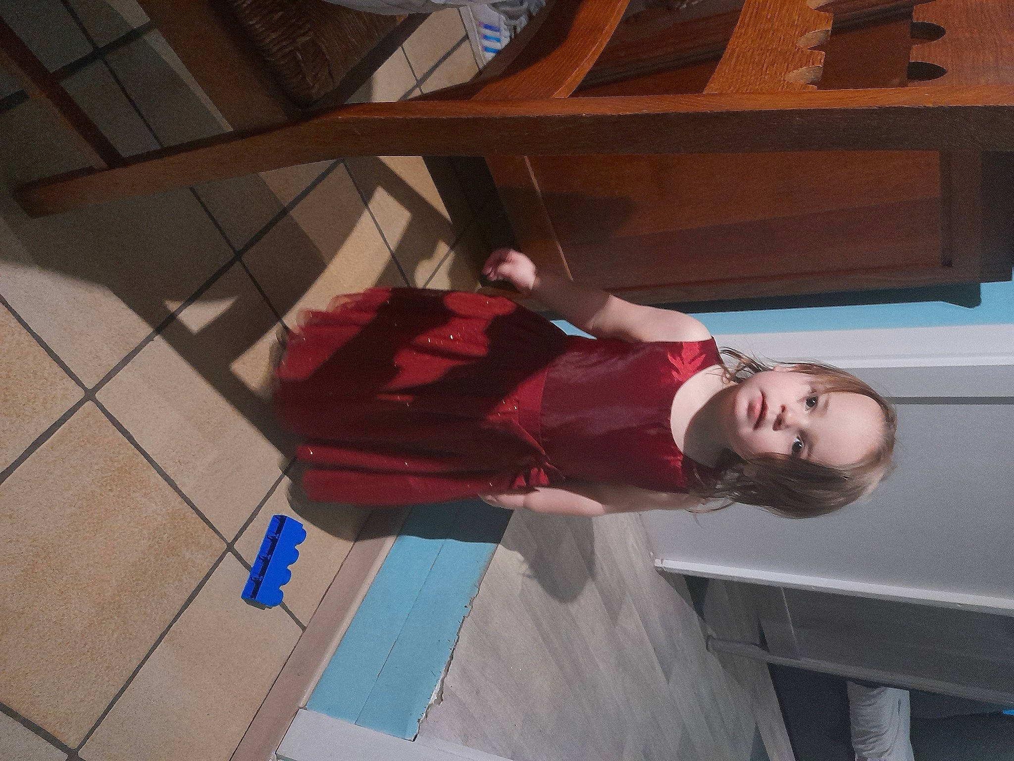 Zélia participe au concours pour gagner de l'argent avec cette photo : flooring, fun, hardwood, human_leg, leisure, person, room, stairs, thigh, tree, wood