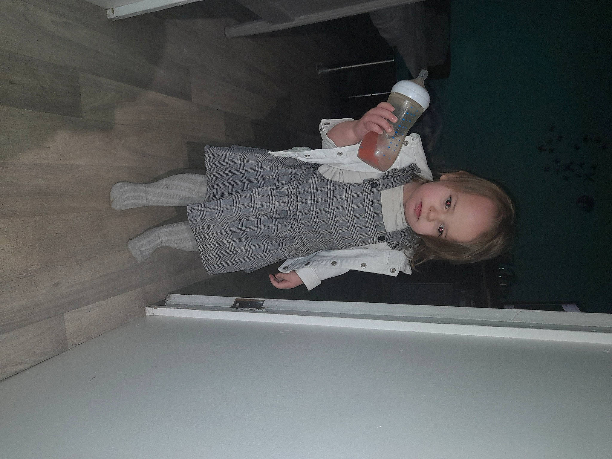 Zélia participe au concours pour gagner de l'argent avec cette photo : baby, baby_products, ceiling, child, comfort, elbow, flooring, fun, person, plaster, room, sitting, stairs, toddler