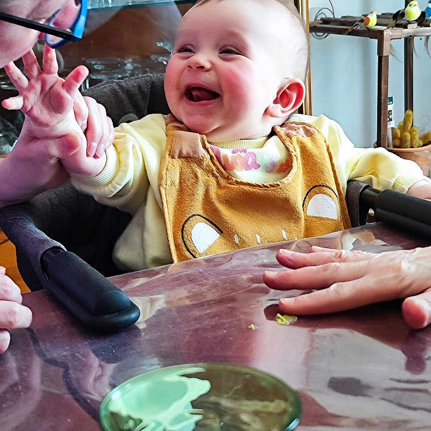 Abigaïl participe au concours pour gagner de l'argent avec cette photo : baby, bodypart, boy, child, cup, cutlery, diningtable, face, finger, furniture, glass, hand, head, male, person, photography, plate, portrait, spoon, table