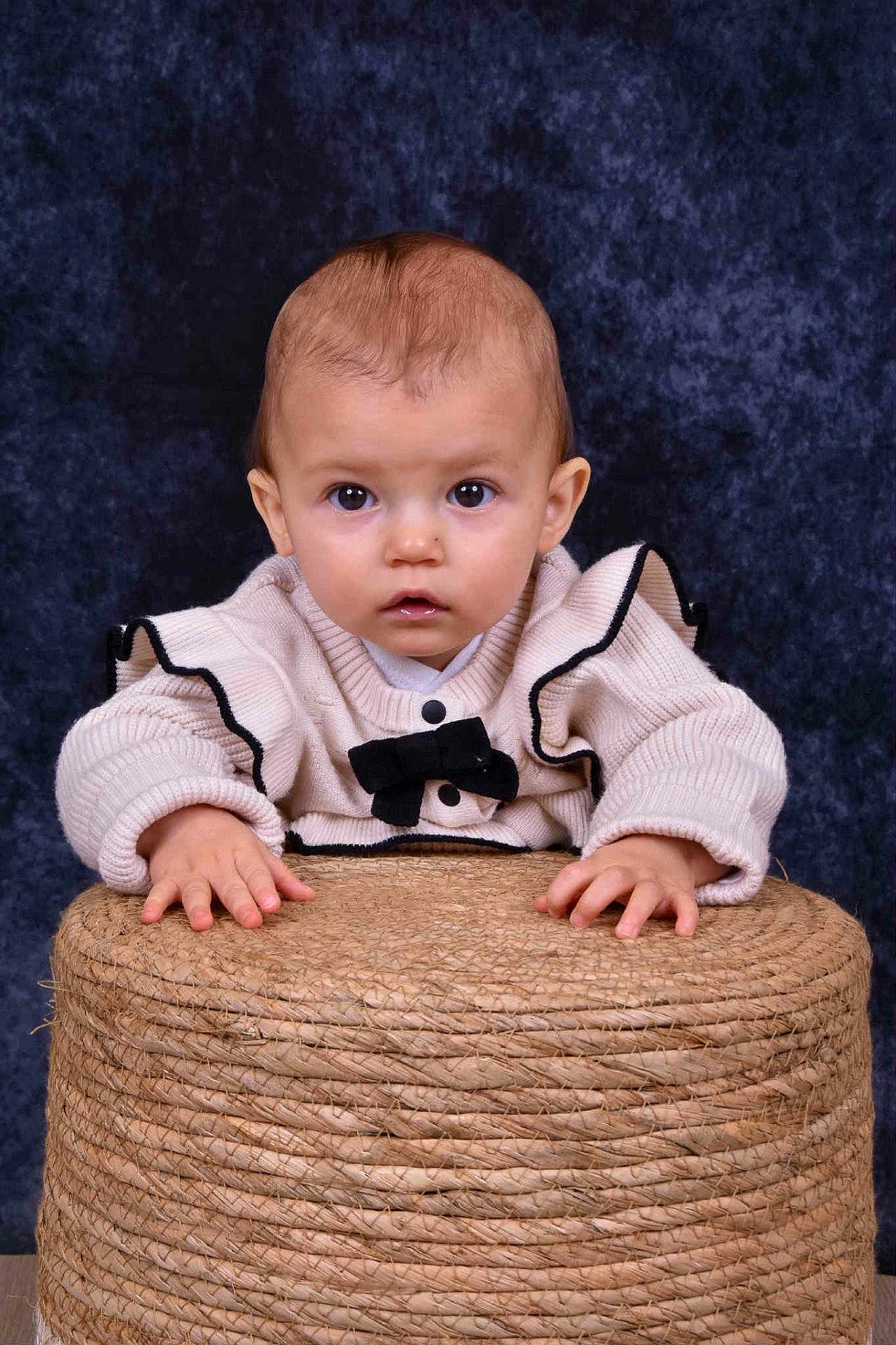 Rose a rejoint le concours — aidez-le/la à gagner de superbes lots ! baby, child, infant, portrait, sweater, hands, woven_basket, curious, face, eyes, studio, background, clothing, cute, expression, indoor, person, sitting, young, head