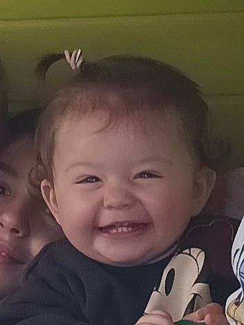 Kaïly participe au concours pour gagner de l'argent avec cette photo : baby, cheek, chin, ear, eye, eyebrow, eyelash, facial_expression, forehead, hand, happy, iris, joy, lip, mouth, nose, organ, person, skin, smile