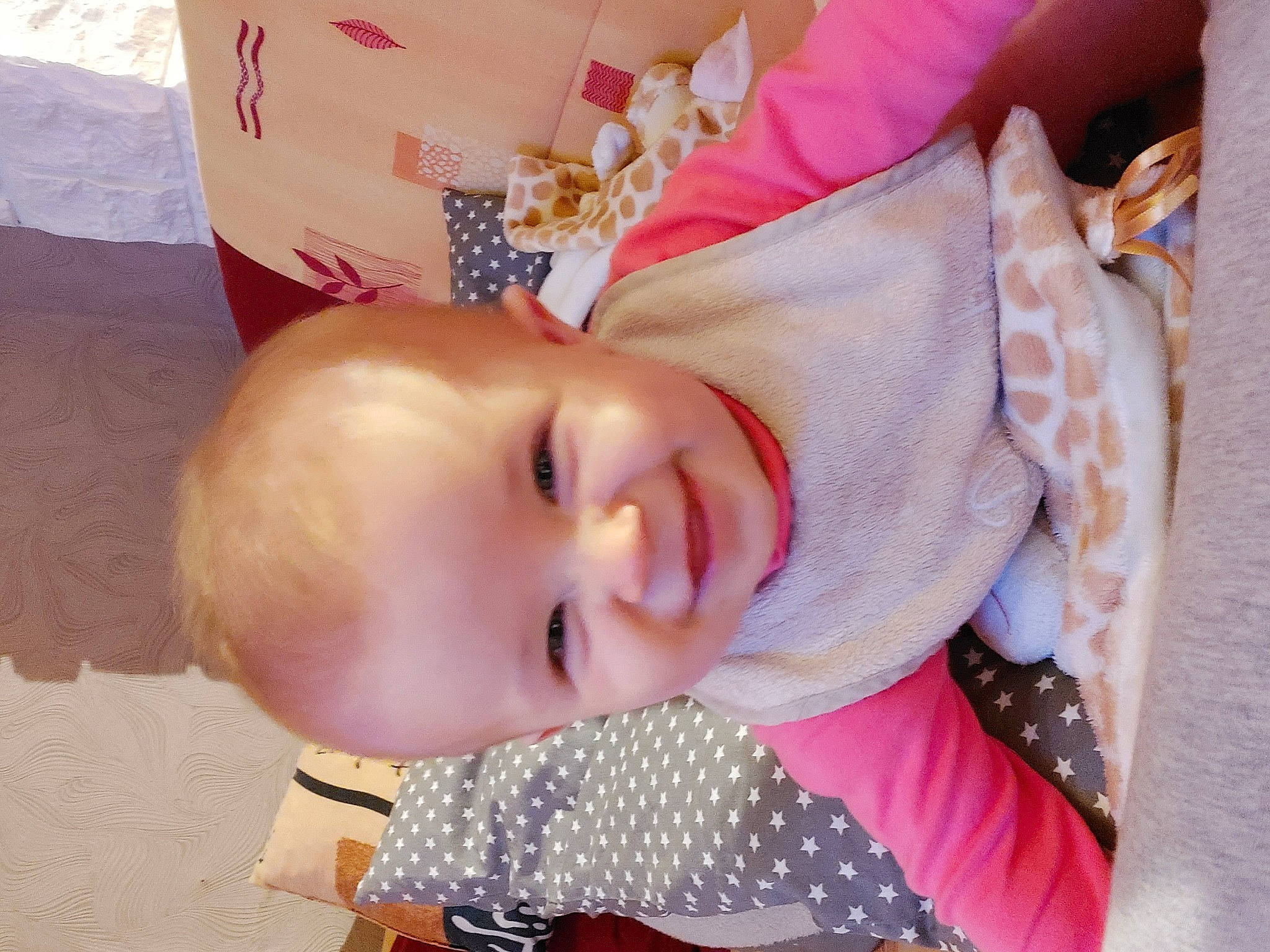 Lana a rejoint le concours — aidez-le/la à gagner de superbes lots ! baby, baby_products, baby_toddler_clothing, box, carton, cheek, child, eyelash, fun, happy, iris, joy, lip, packaging_and_labeling, pattern, person, pink, shipping_box, sleeve, smile