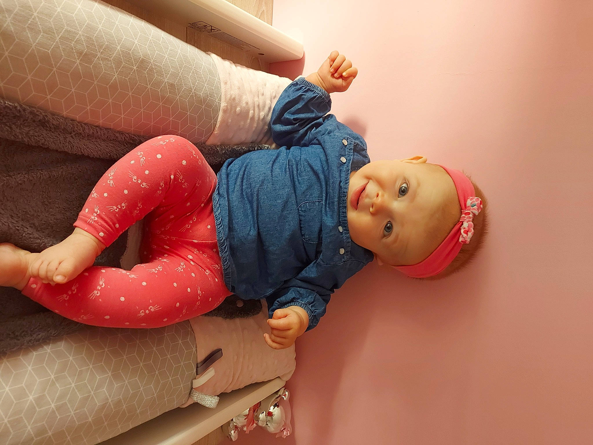 Lana a rejoint le concours — aidez-le/la à gagner de superbes lots ! abdomen, arm, comfort, elbow, finger, floor, gesture, hand, happy, human_body, jeans, joint, knee, leg, person, stomach, textile, thigh, thumb, trunk