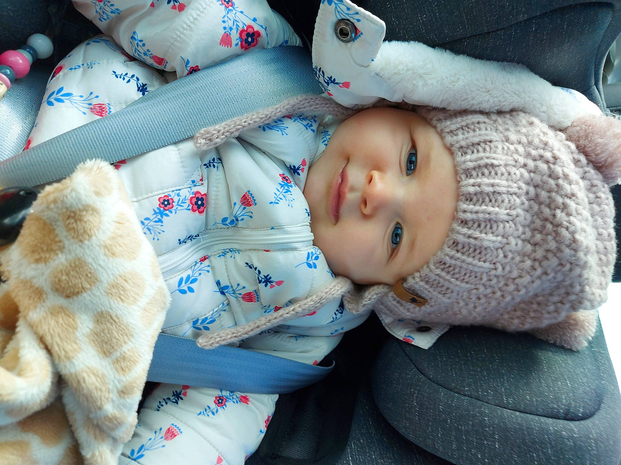 Lana a rejoint le concours — aidez-le/la à gagner de superbes lots ! baby, baby_products, baby_sleeping, baby_toddler_clothing, beanie, cap, cheek, child, comfort, fur, headwear, knit_cap, linens, nose, pattern, person, product, skin, sleeve, smile