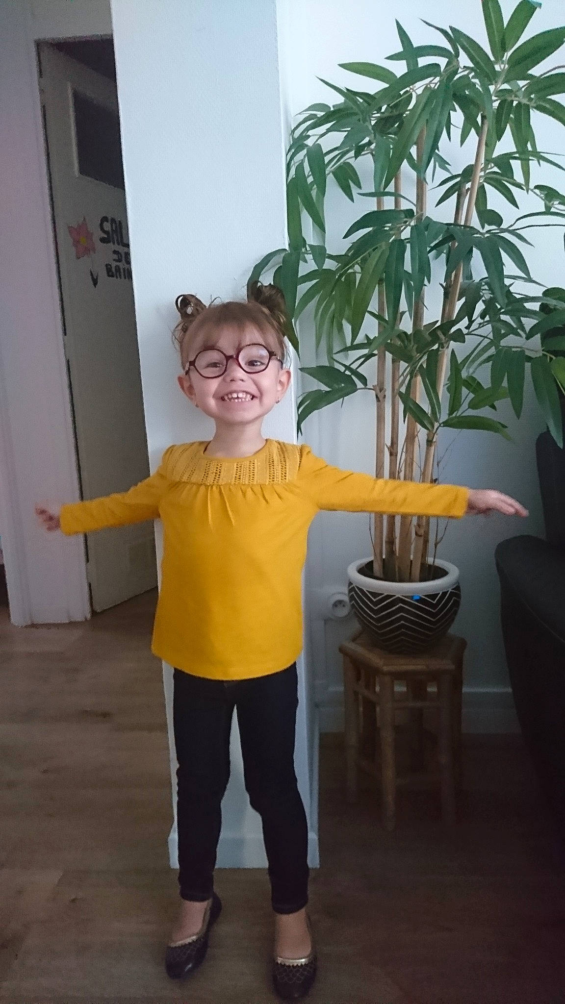 Naelle participe au concours pour gagner de l'argent avec cette photo : arm, child, joint, joy, person, shoulder, sleeve, smile, standing, t_shirt, toddler, yellow
