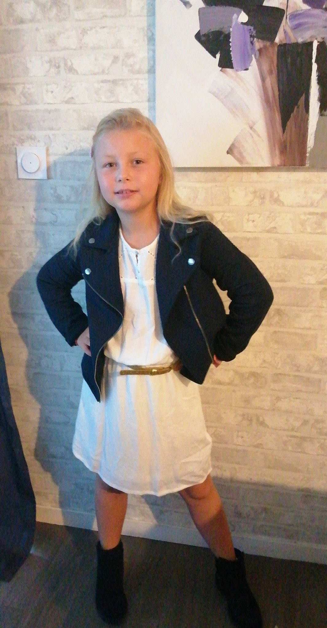 Nelia a rejoint le concours — aidez-le/la à gagner de superbes lots ! beige, blazer, child_model, clothing, coat, jacket, leather, leather_jacket, outerwear, person, shoe