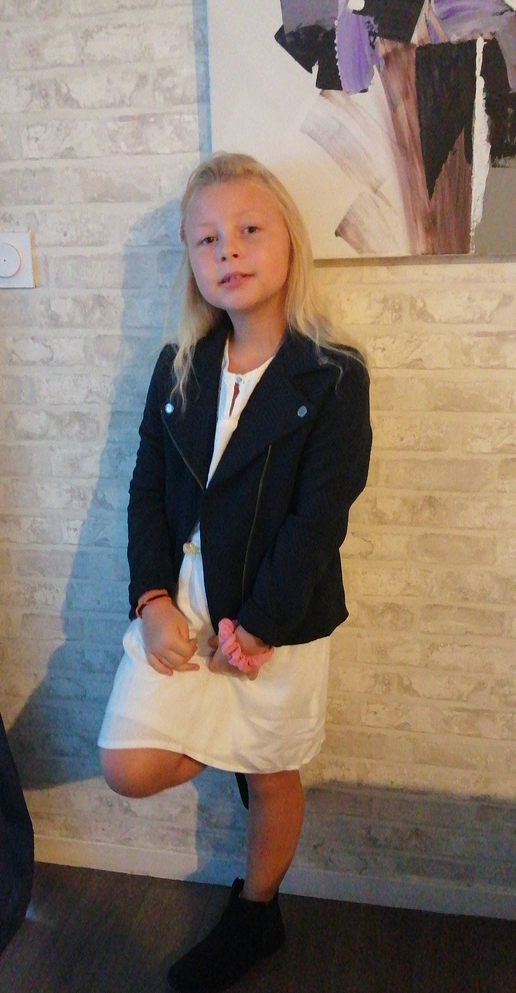 Nelia a rejoint le concours — aidez-le/la à gagner de superbes lots ! blazer, blond, clothing, formal_wear, jacket, leg, outerwear, person, shoe, sitting, suit, top, uniform