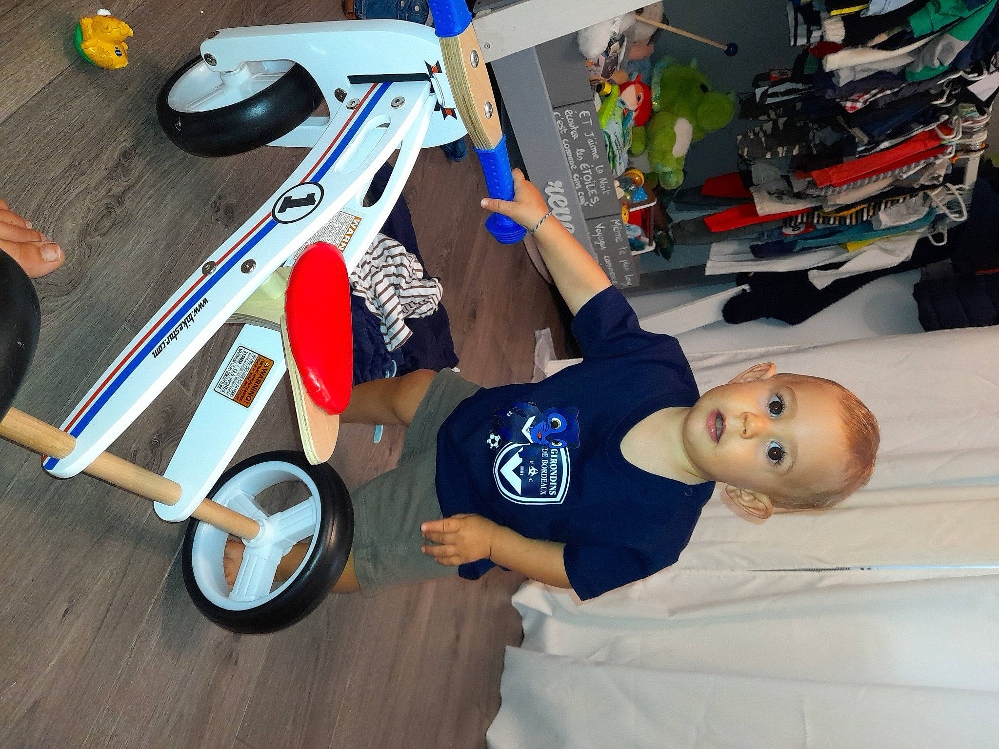 Maé a rejoint le concours — aidez-le/la à gagner de superbes lots ! auto_part, automotive_design, automotive_exterior, automotive_tire, automotive_wheel_system, bicycle_tire, electric_blue, engineering, fun, hood, human_leg, machine, motor_vehicle, person, t_shirt, tire, toddler, toy, vehicle, vehicle_door