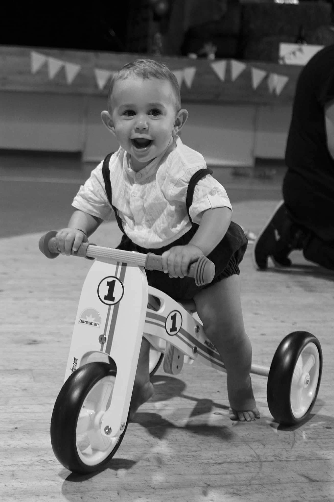 Maé participe au concours pour gagner de l'argent avec cette photo : automotive_design, automotive_tire, automotive_wheel_system, baby, black, child, fun, happy, monochrome, monochrome_photography, motor_vehicle, person, recreation, riding_toy, rolling, smile, tire, toddler, vehicle, wheel