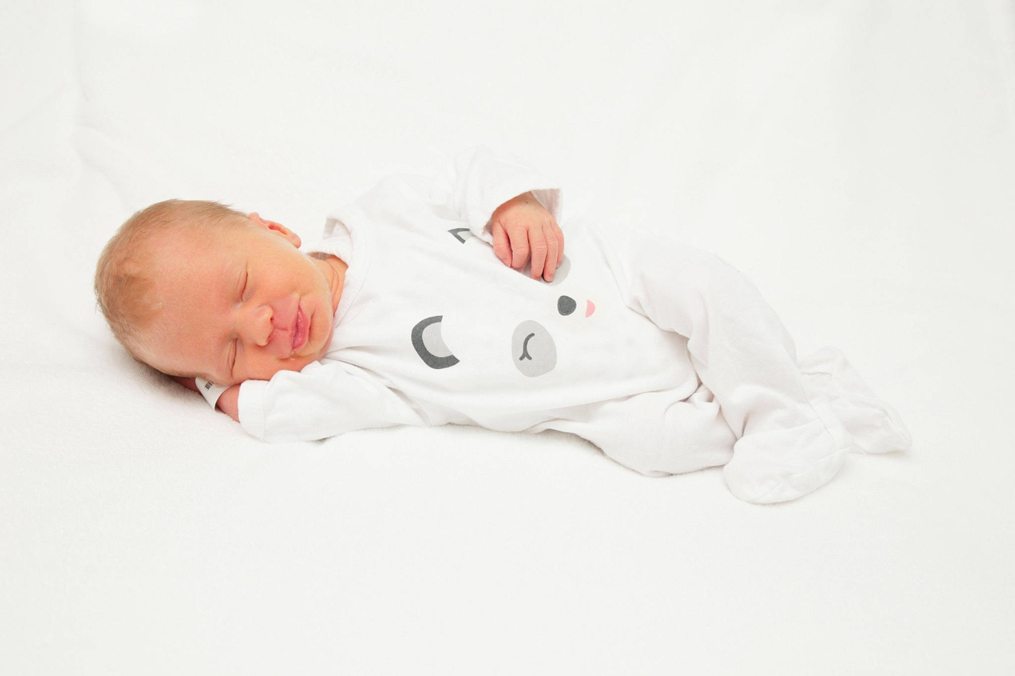 Jade a rejoint le concours — aidez-le/la à gagner de superbes lots ! baby, baby_toddler_clothing, child, collar, comfort, linens, person, portrait_photography, sitting, sleeve, toddler