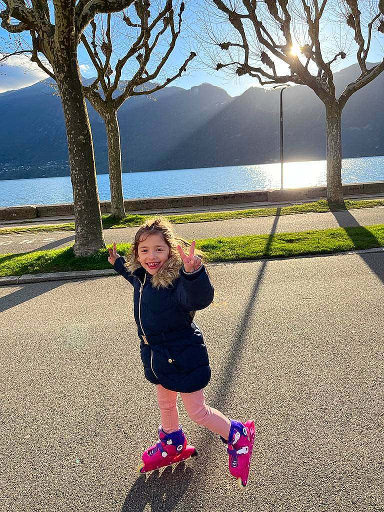 Kayna participe au concours pour gagner de l'argent avec cette photo : asphalt, fun, grass, happy, human_body, joy, lake, leaf, leg, leisure, light, morning, nature, people_in_nature, person, plant, road_surface, sky, summer, sunlight