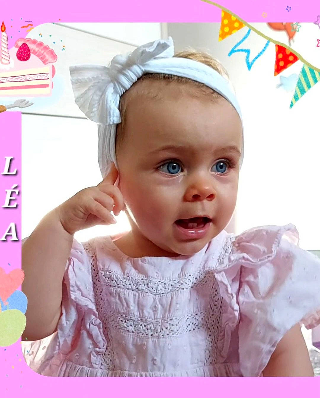 Léa a rejoint le concours — aidez-le/la à gagner de superbes lots ! baby, baby_toddler_clothing, beauty, child, dress, eyelash, fashion_accessory, hair_accessory, happy, headband, headgear, headpiece, magenta, peach, person, photograph, pink, skin, sleeve, surprise