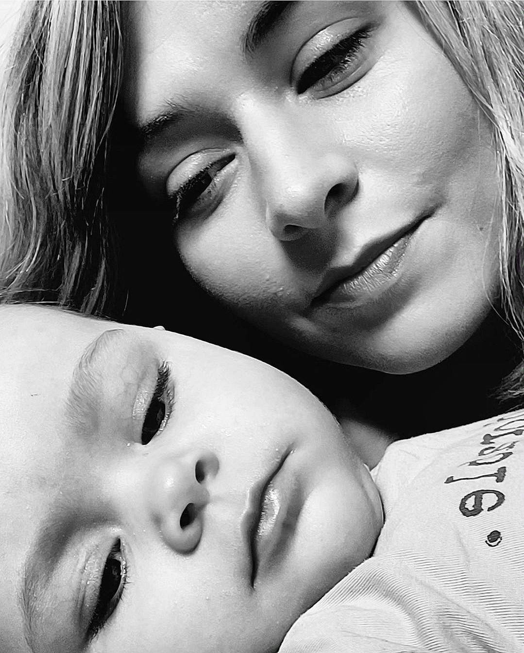 Léa a rejoint le concours — aidez-le/la à gagner de superbes lots ! black, black_and_white, cheek, chin, eyebrow, eyelash, face, facial_expression, forehead, gesture, happy, human, iris, lip, mouth, nose, organ, person, photograph, skin