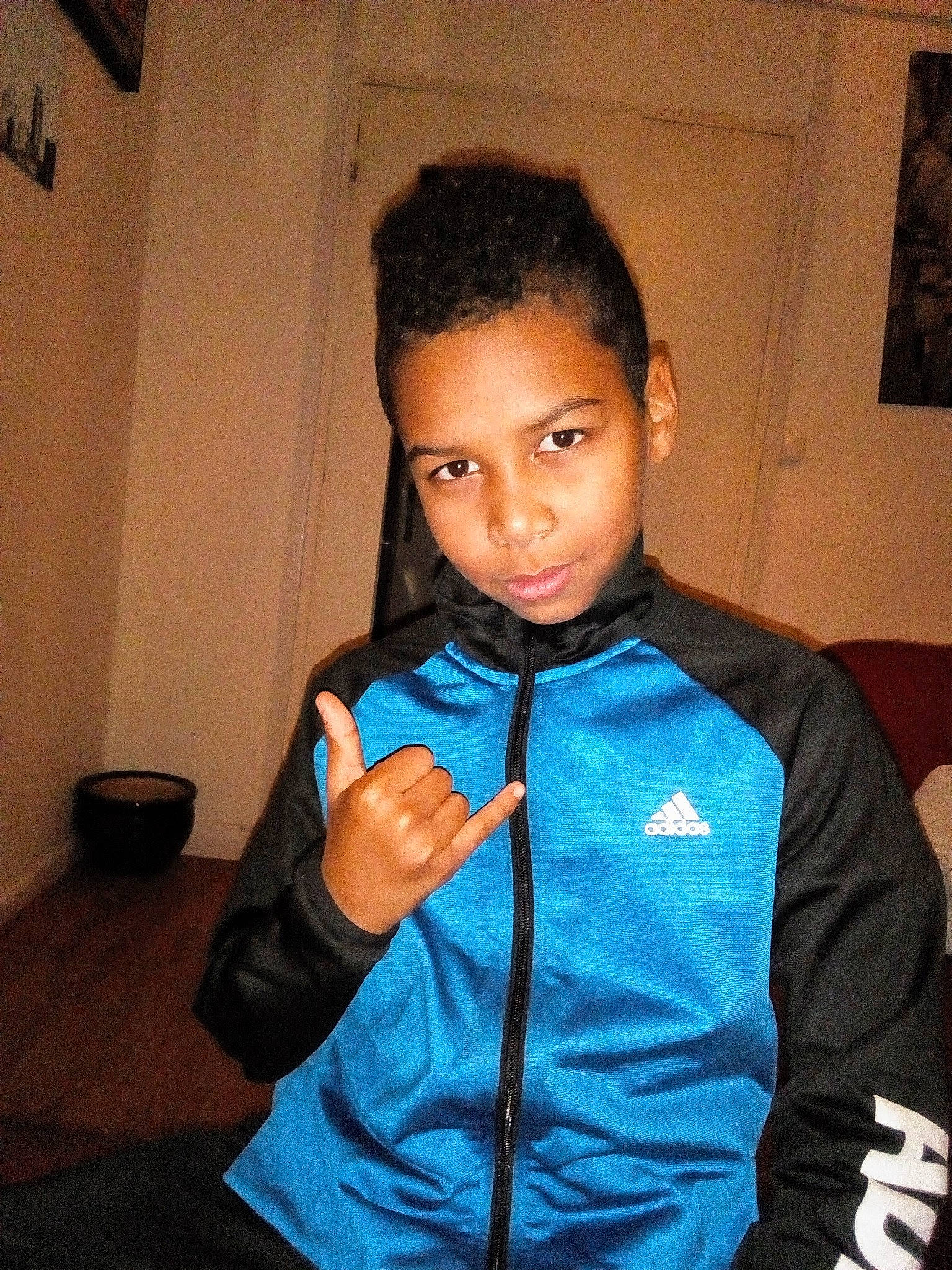 Donovan a rejoint le concours — aidez-le/la à gagner de superbes lots ! blue, boy, child, cool, day, finger, forehead, fun, girl, hair, hairstyle, neck, outerwear, person, product, smile, youth