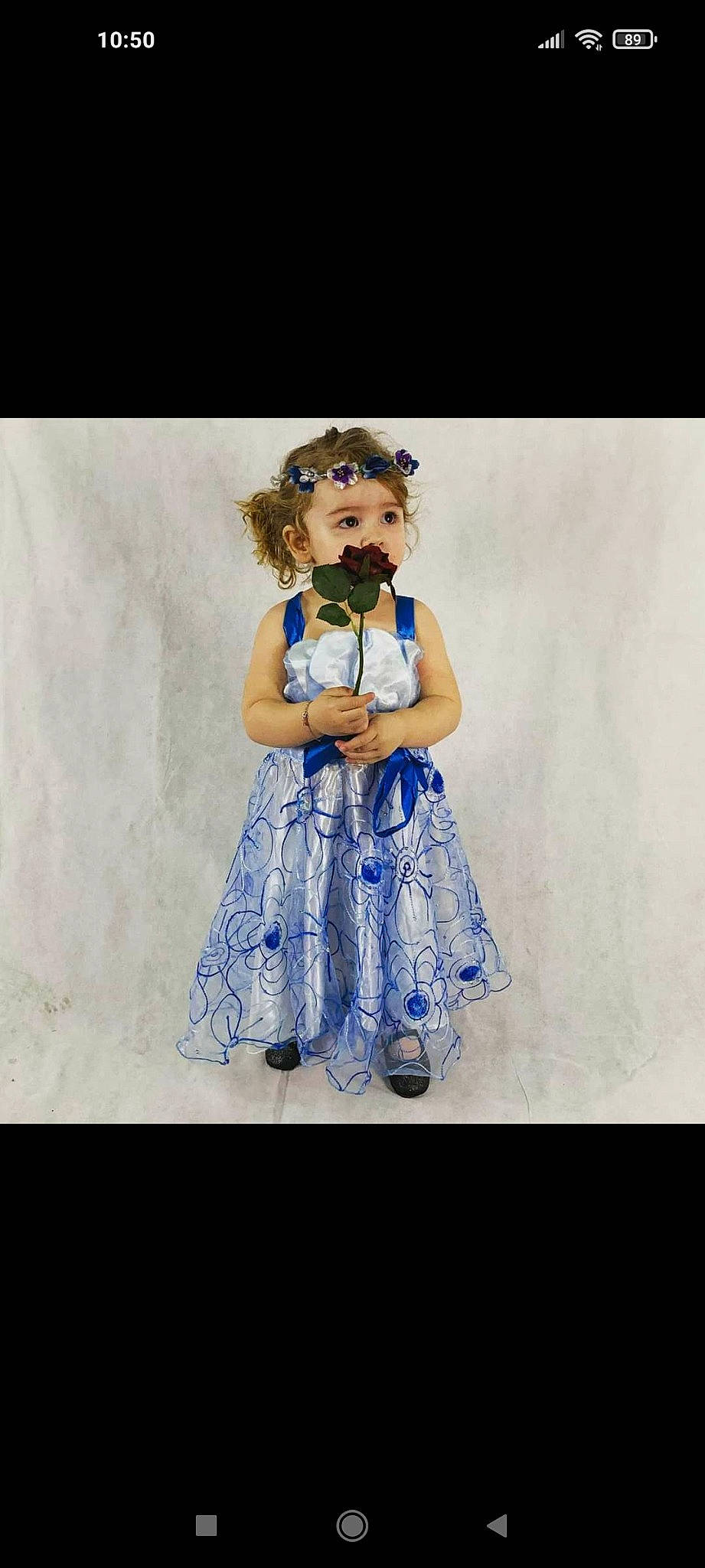 Maëly participe au concours pour gagner de l'argent avec cette photo : arm, day_dress, denim, electric_blue, entertainment, event, fashion_design, fashion_model, flash_photography, formal_wear, gesture, happy, human_leg, leg, long_hair, pattern, performing_arts, person, street_fashion, thigh