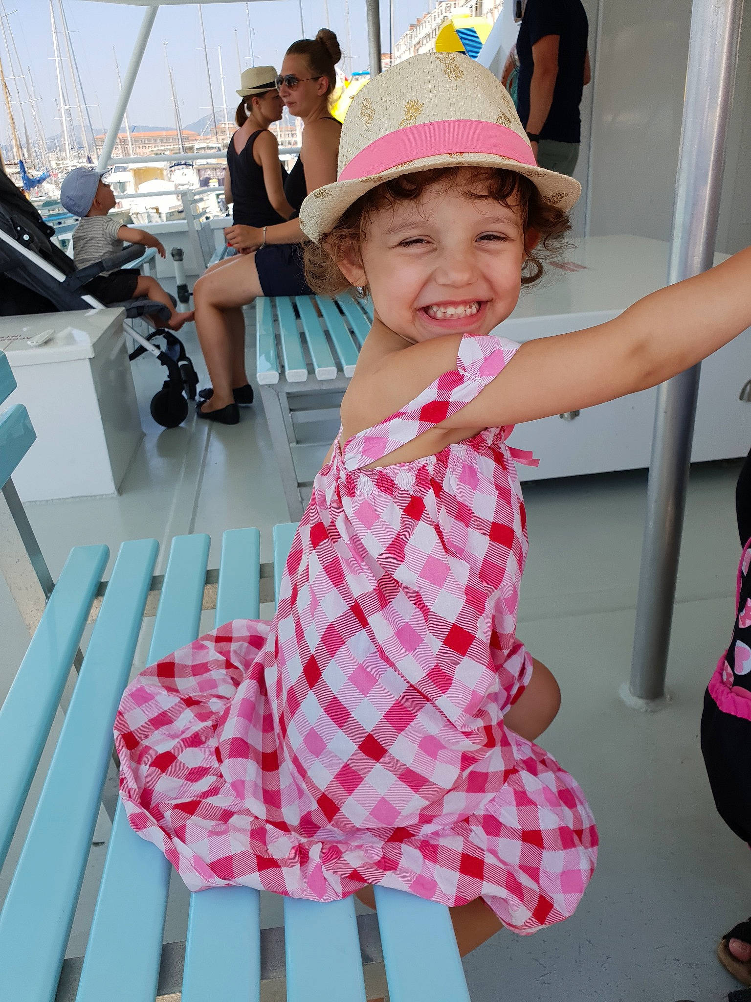 Ludivine participe au concours pour gagner de l'argent avec cette photo : child, hat, headgear, headwear, joy, person, pink, sun_hat, toddler, vacation