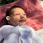 Alya participe au concours pour gagner de l'argent avec cette photo : baby, infant, flower, daisy, white_sweater, blanket, outdoor, sunlight, smile, face, head, skin, person, cute, nature, relaxing, portrait, daylight, happy, young_child