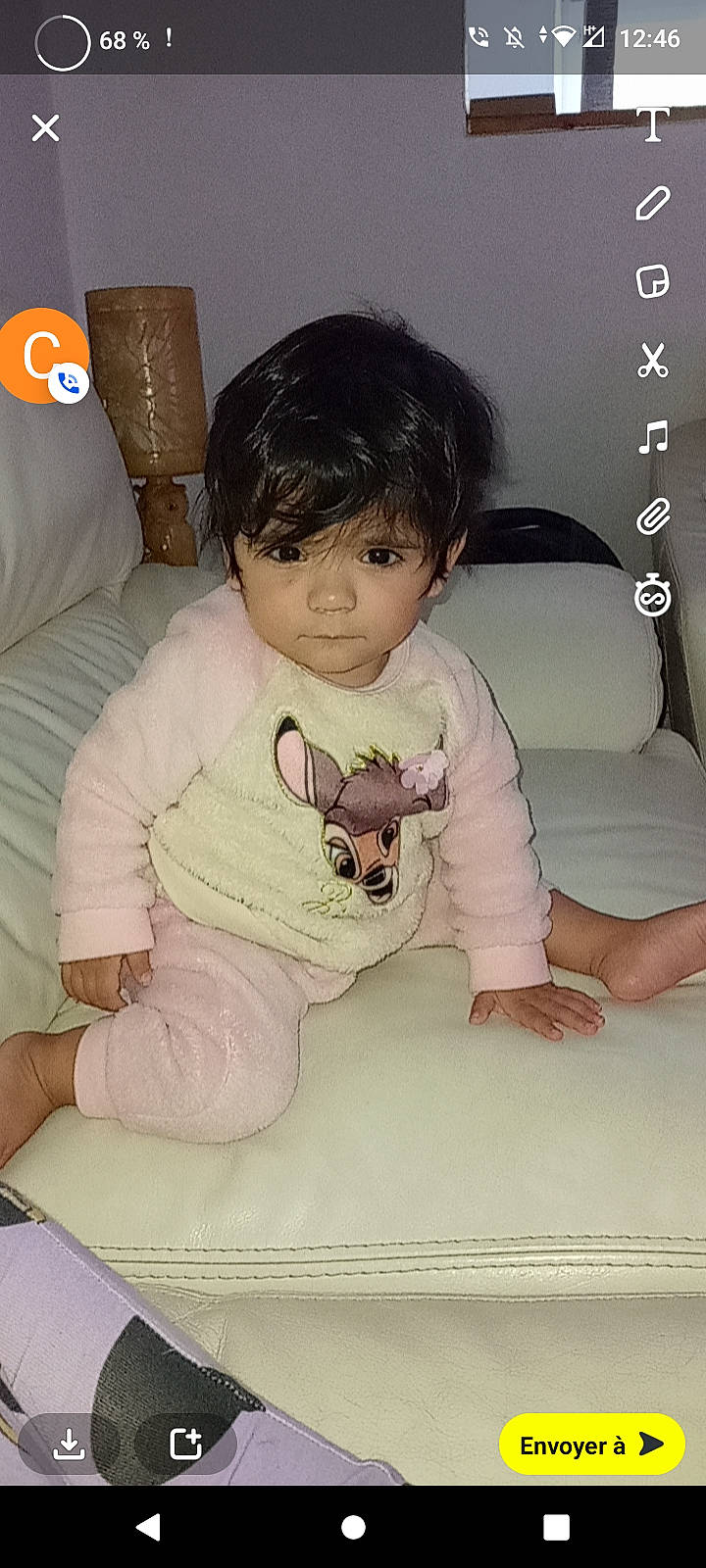 Serena a rejoint le concours — aidez-le/la à gagner de superbes lots ! baby, baby_products, baby_toddler_clothing, cheek, child, comfort, couch, fun, happy, linens, pattern, person, photo_caption, product, room, sitting, skin, sleeve, toddler, vintage_clothing