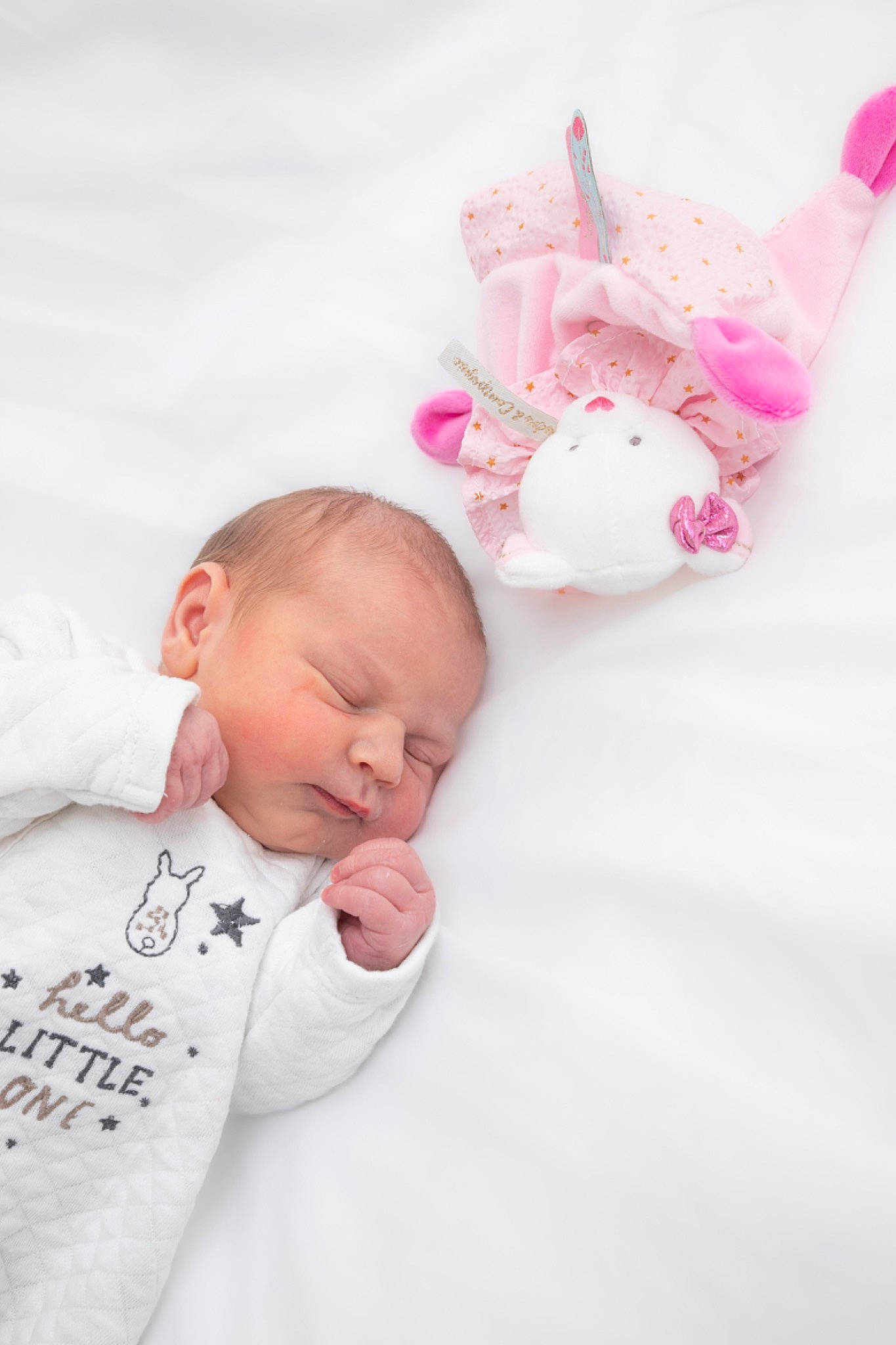 Lola a rejoint le concours — aidez-le/la à gagner de superbes lots ! baby, baby_products, baby_sleeping, baby_toddler_clothing, bedding, comfort, font, happy, linens, pattern, peach, person, pink, portrait_photography, room, sitting, sleeve, textile, toddler, toy