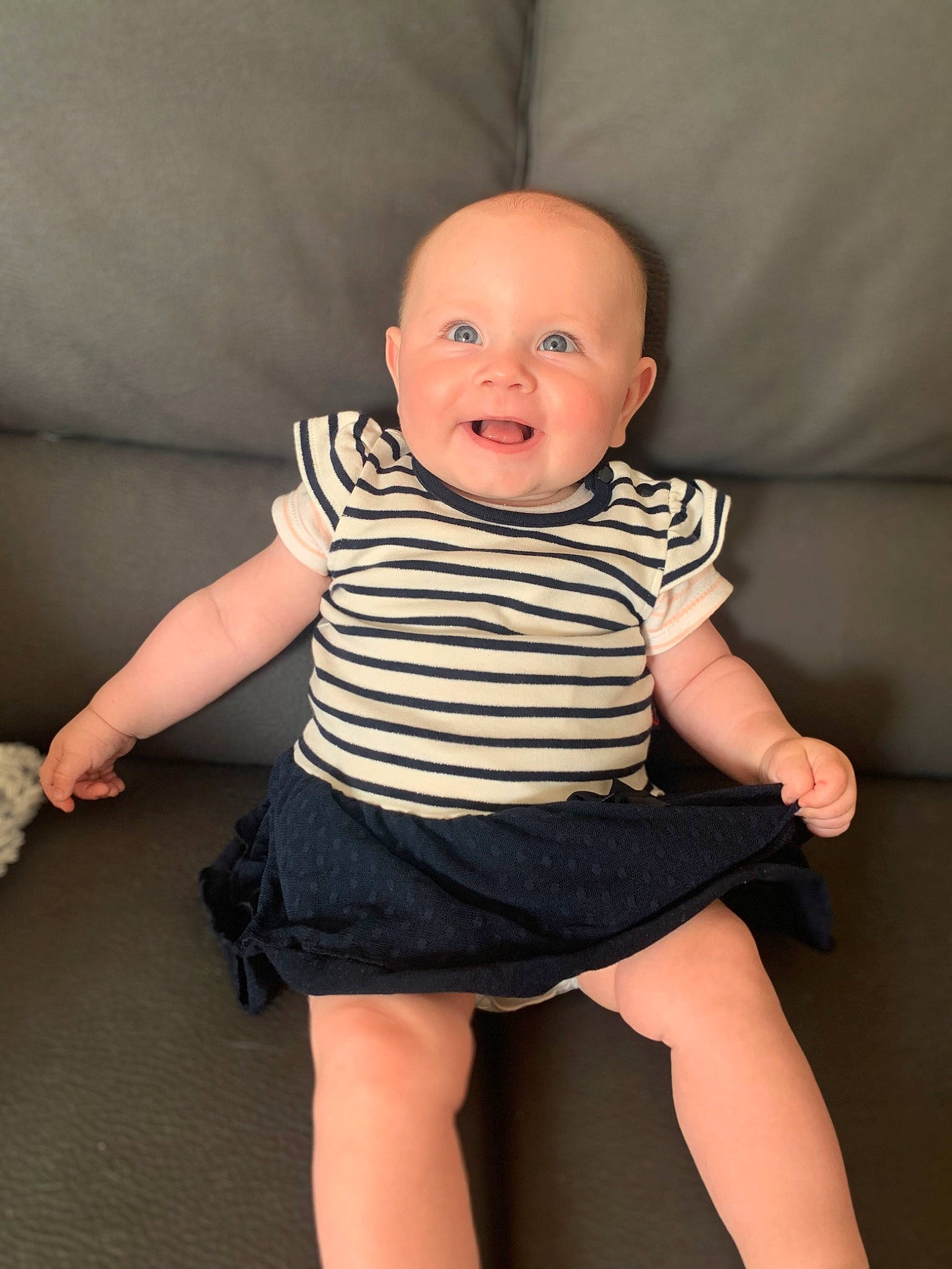Lola participe au concours pour gagner de l'argent avec cette photo : baby, baby_toddler_clothing, child, collar, day_dress, happy, human_body, human_leg, iris, joint, joy, knee, neck, one_piece_garment, pattern, person, sitting, skin, sleeve, smile