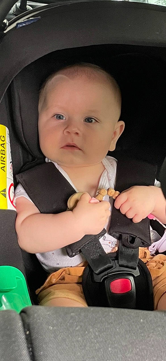 Lola a rejoint le concours — aidez-le/la à gagner de superbes lots ! baby, baby_carriage, baby_in_car_seat, baby_toddler_clothing, beauty, car_seat, cheek, comfort, facial_expression, finger, hand, happy, iris, nail, person, product, seat_belt, skin, smile, thumb