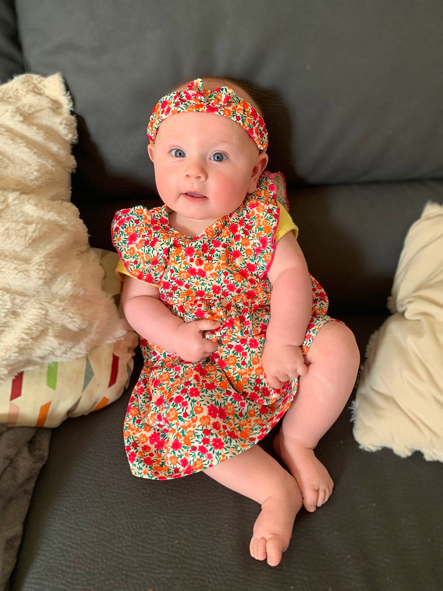 Lola a rejoint le concours — aidez-le/la à gagner de superbes lots ! baby, baby_toddler_clothing, barefoot, cap, child, comfort, event, face, facial_expression, finger, foot, fun, happy, head, headwear, human_leg, pattern, person, skin, sleeve