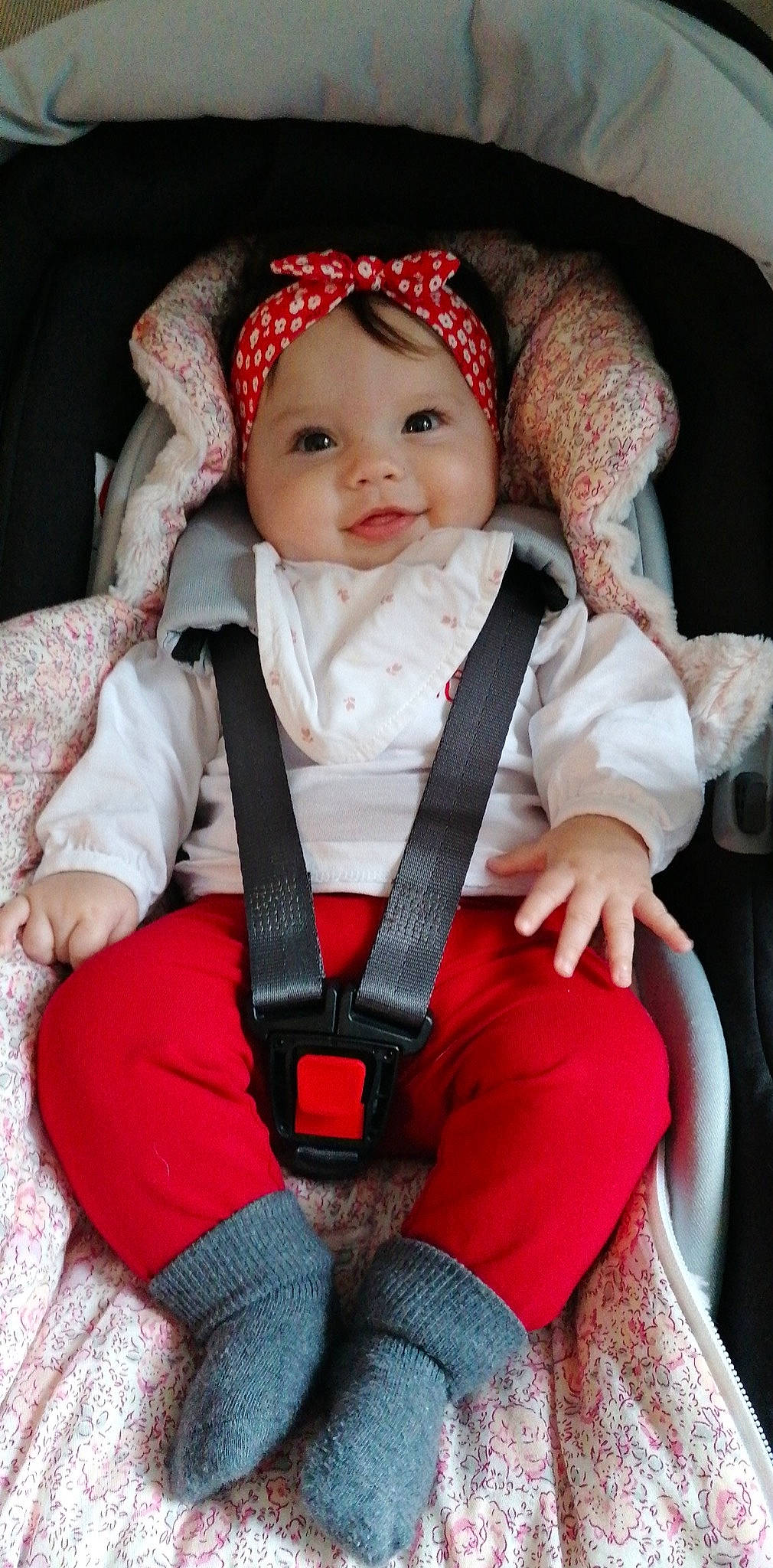 Margot a rejoint le concours — aidez-le/la à gagner de superbes lots ! baby, baby_carriage, baby_toddler_clothing, chair, cheek, chin, comfort, dress, eye, face, head, headwear, human_body, iris, lap, leg, lip, person, seat_belt, skin