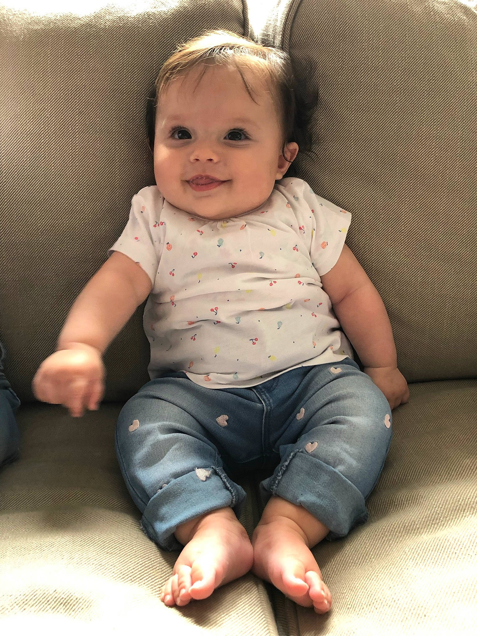 Margot a rejoint le concours — aidez-le/la à gagner de superbes lots ! baby, baby_toddler_clothing, cheek, child, chin, comfort, eye, face, finger, flash_photography, floor, flooring, happy, head, human_body, knee, person, skin, sleeve, smile