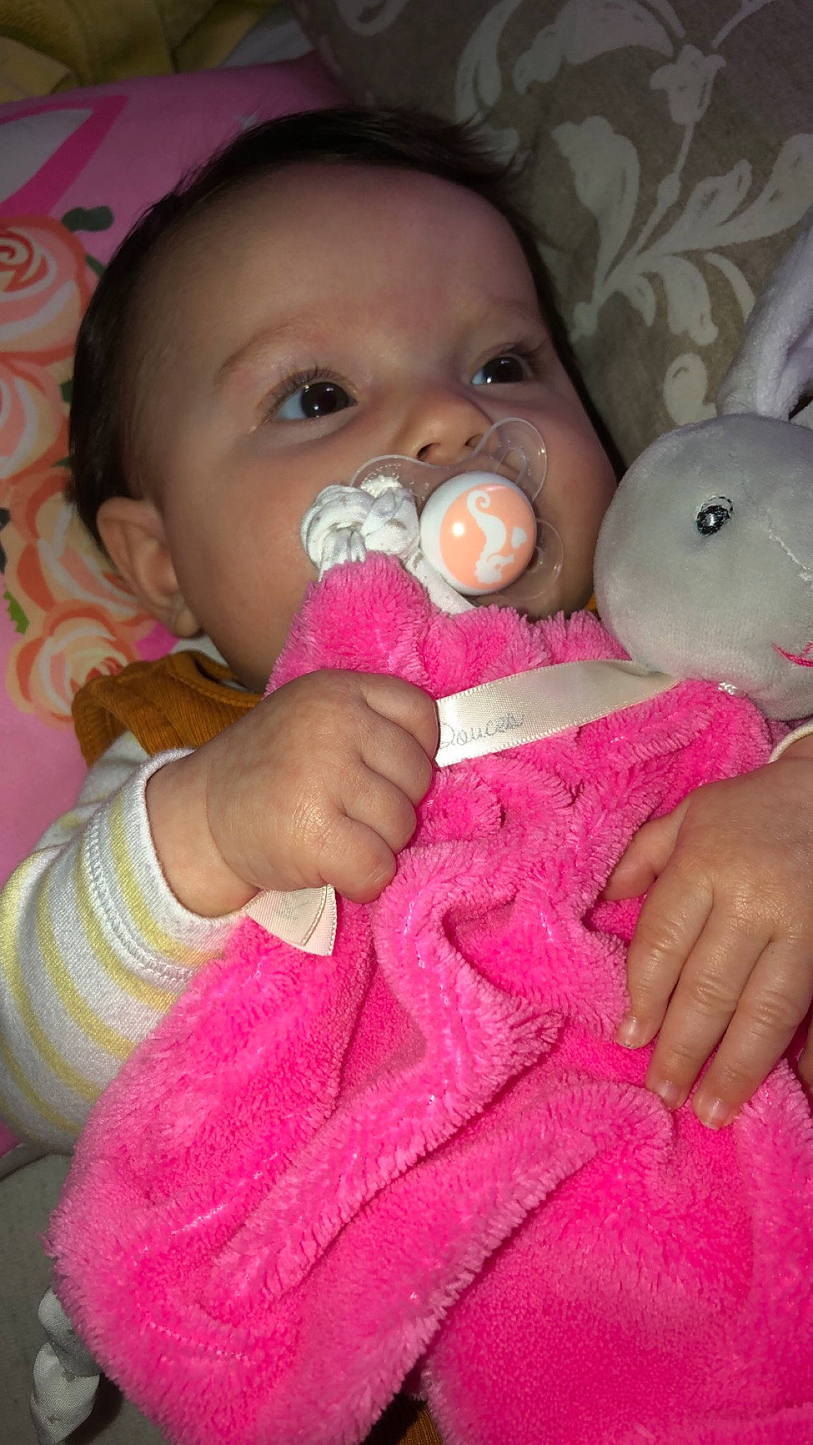 Margot a rejoint le concours — aidez-le/la à gagner de superbes lots ! baby, baby_toddler_clothing, cheek, child, clothing, comfort, eyelash, finger, gesture, hand, happy, lip, mouth, nail, nose, person, pink, skin, textile, toddler