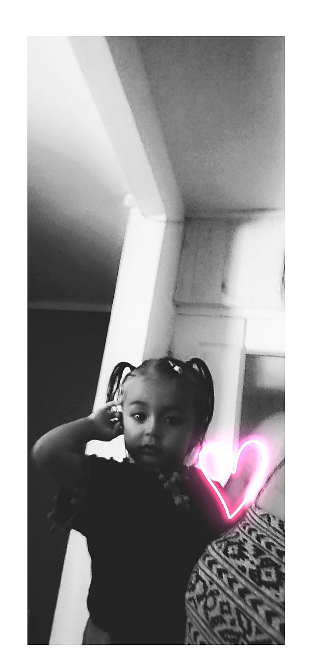 Lya a rejoint le concours — aidez-le/la à gagner de superbes lots ! audio_equipment, black_and_white, darkness, elbow, eyewear, face, fashion_design, flash_photography, gesture, happy, monochrome, monochrome_photography, person, room, shadow, sitting, stock_photography, style, sunglasses, t_shirt