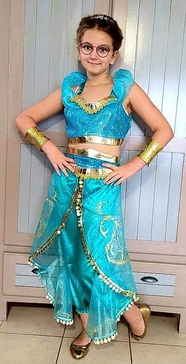 Louna a rejoint le concours — aidez-le/la à gagner de superbes lots ! abdomen, aqua, arm, blue, fashion_design, green, hair, hairstyle, human_body, joint, joy, makeover, muscle, neck, person, sari, shoulder, sleeve, smile, textile