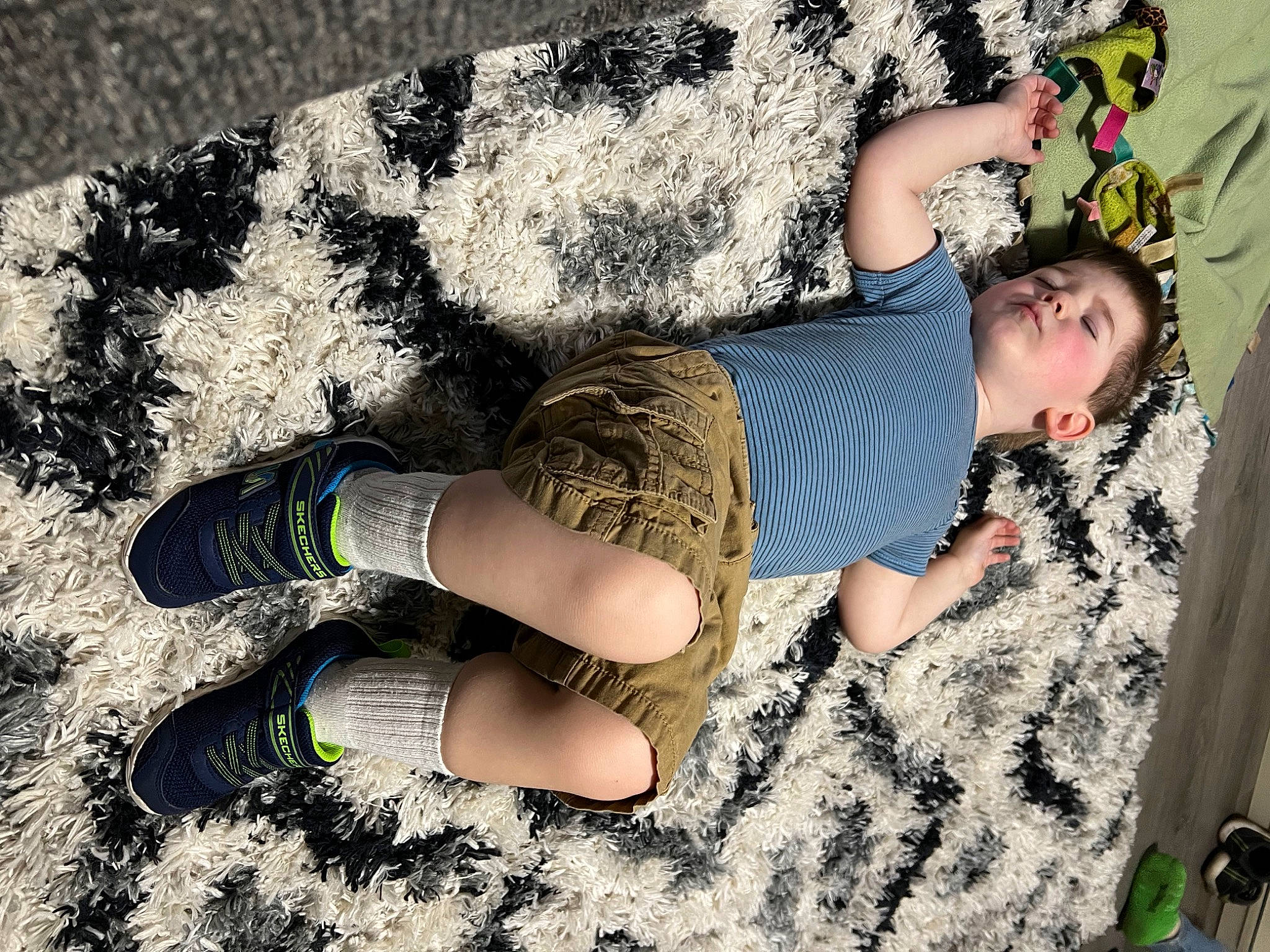 Kamden is registered to the contest to win money with this photo: barefoot, calf, cool, eyewear, finger, foot, fun, grass, human_leg, joint, knee, leg, leisure, pattern, person, sandal, shorts, sock, t_shirt, textile