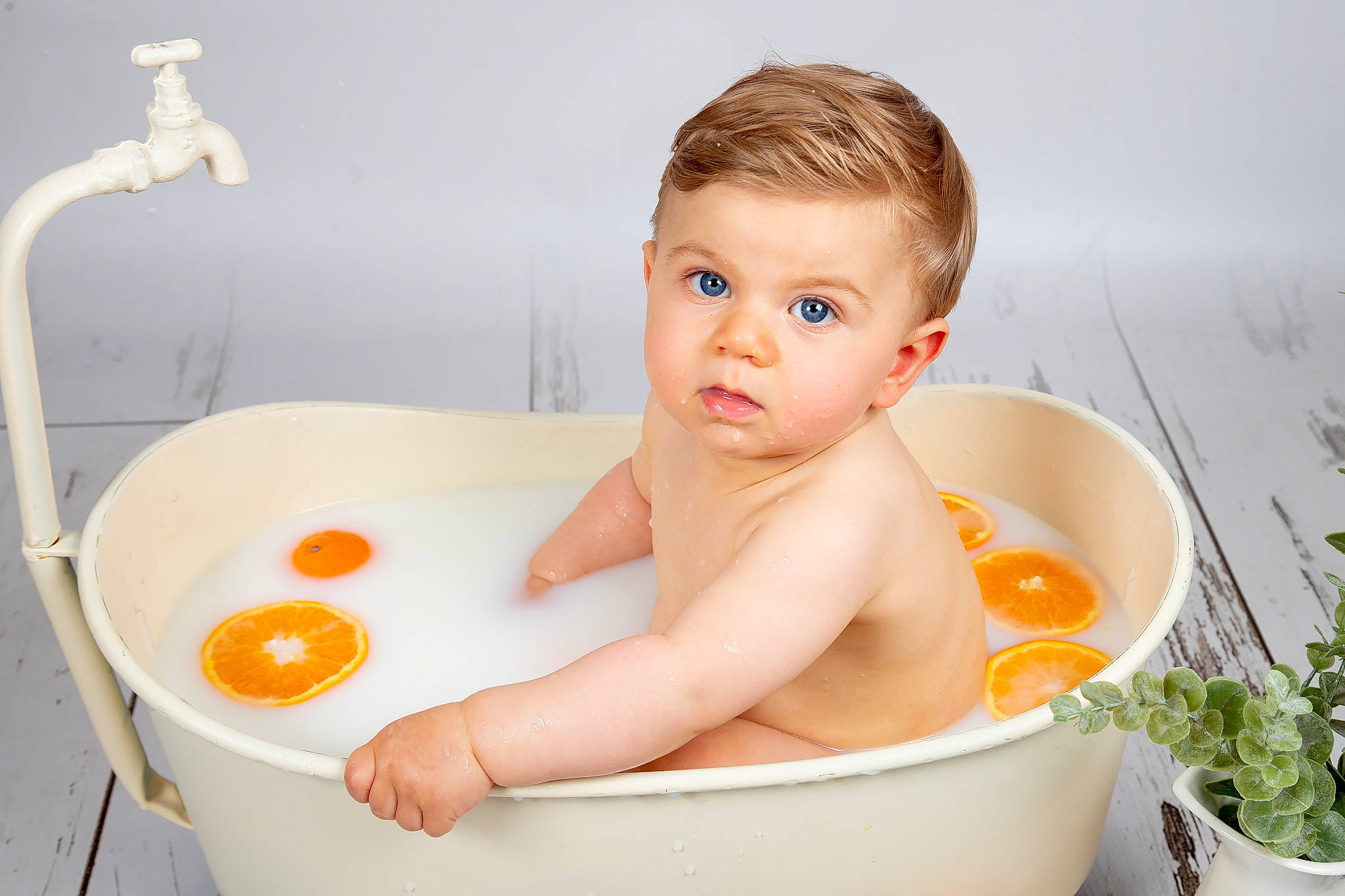 Léo a rejoint le concours — aidez-le/la à gagner de superbes lots ! baby, baby_bathing, baby_products, bath_toy, bathing, bathroom, bathtub, chest, child, fluid, fun, liquid, person, personal_care, plant, plumbing, plumbing_fixture, sitting, skin, toddler