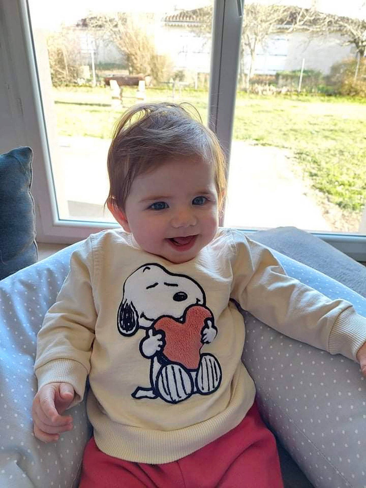 Chloé a rejoint le concours — aidez-le/la à gagner de superbes lots ! baby, baby_toddler_clothing, comfort, facial_expression, fawn, finger, flooring, fun, grass, hairstyle, happy, person, plant, sitting, skin, sleeve, smile, t_shirt, toddler, tree