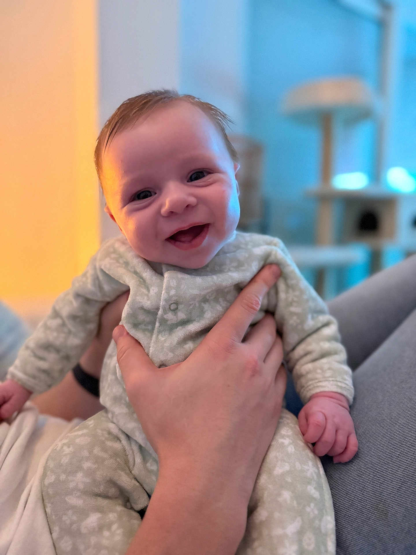 Charlie participe au concours pour gagner de l'argent avec cette photo : baby, smiling, infant, hand, clothing, person, cute, happy, face, skin, sleeve, adult_hand, indoor, portrait, cozy, soft_light, warm_colors, child, family, human