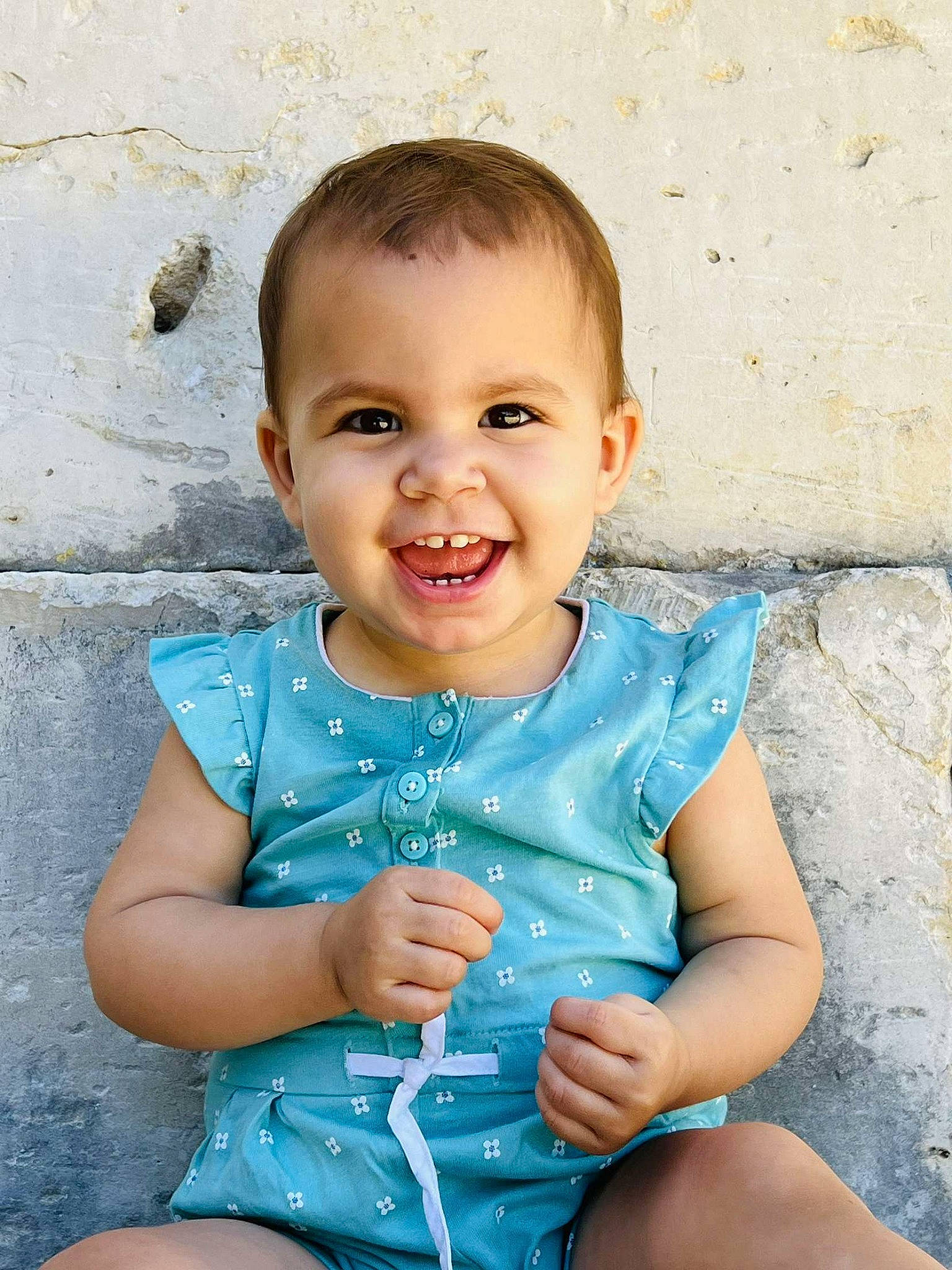 Zoé a rejoint le concours — aidez-le/la à gagner de superbes lots ! azure, baby_toddler_clothing, cheek, chin, clothing, eye, face, facial_expression, flash_photography, hair, head, human, human_body, joint, joy, lip, mouth, organ, person, shoulder