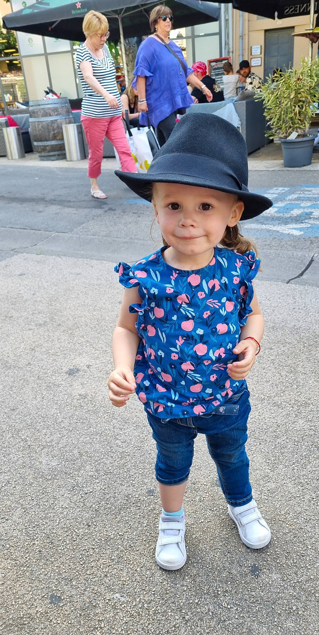 Anaya participe au concours pour gagner de l'argent avec cette photo : azure, baby_toddler_clothing, blue, flowerpot, fun, happy, hat, headgear, headwear, joy, leaf, leisure, mammal, person, photograph, plant, shoe, sneakers, standing, sun_hat