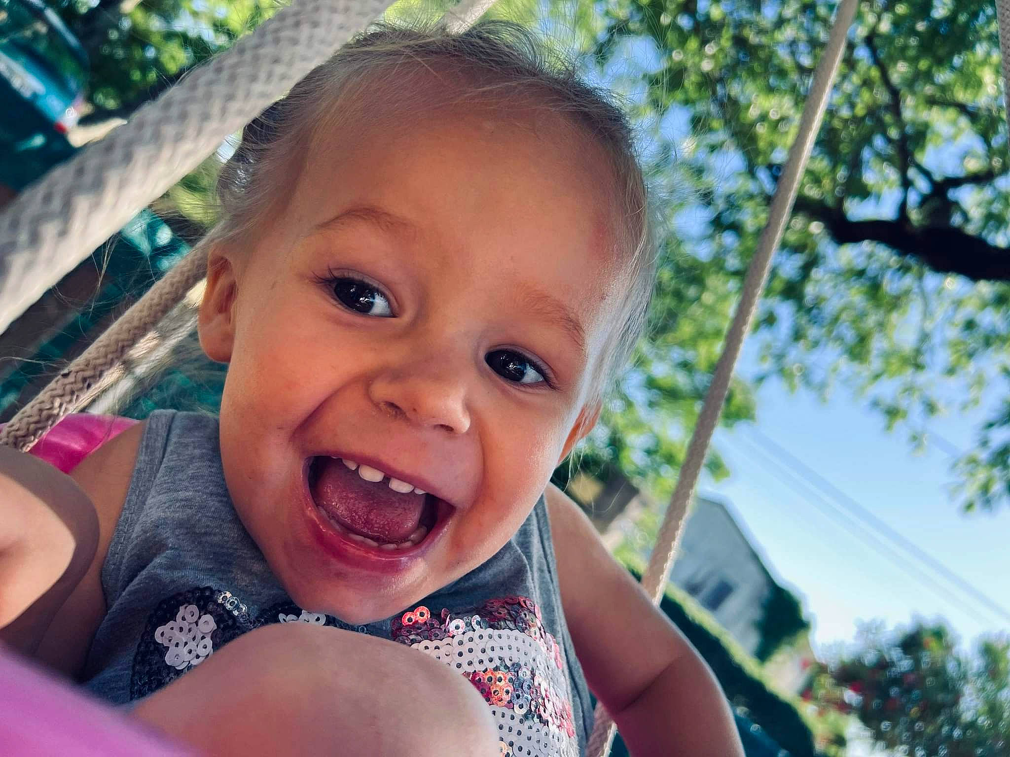 Anaya participe au concours pour gagner de l'argent avec cette photo : baby, child, facial_expression, gesture, grass, happy, head, iris, leisure, lip, mouth, people_in_nature, person, recreation, skin, sky, smile, summer, toddler, travel