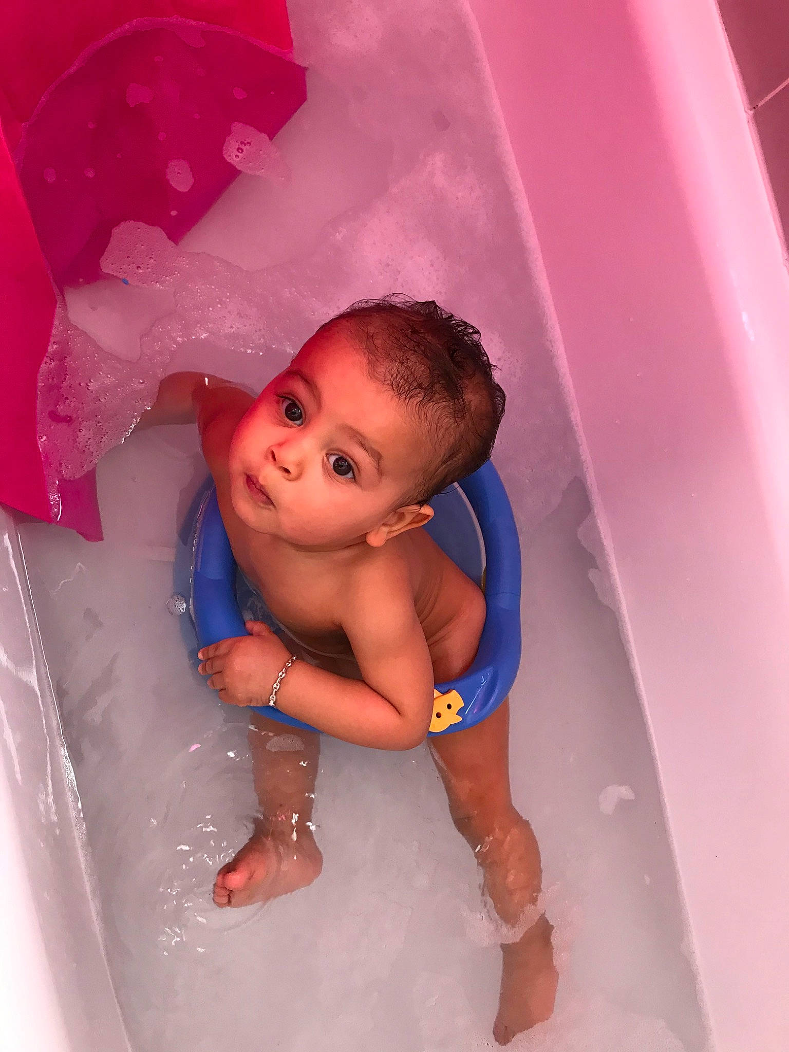 Kays participe au concours pour gagner de l'argent avec cette photo : baby, bathing, bathtub, child, eye, face, fun, leisure, mouth, person, pink, plumbing_fixture, product, skin, smile, stomach, surprise, toddler, vacation