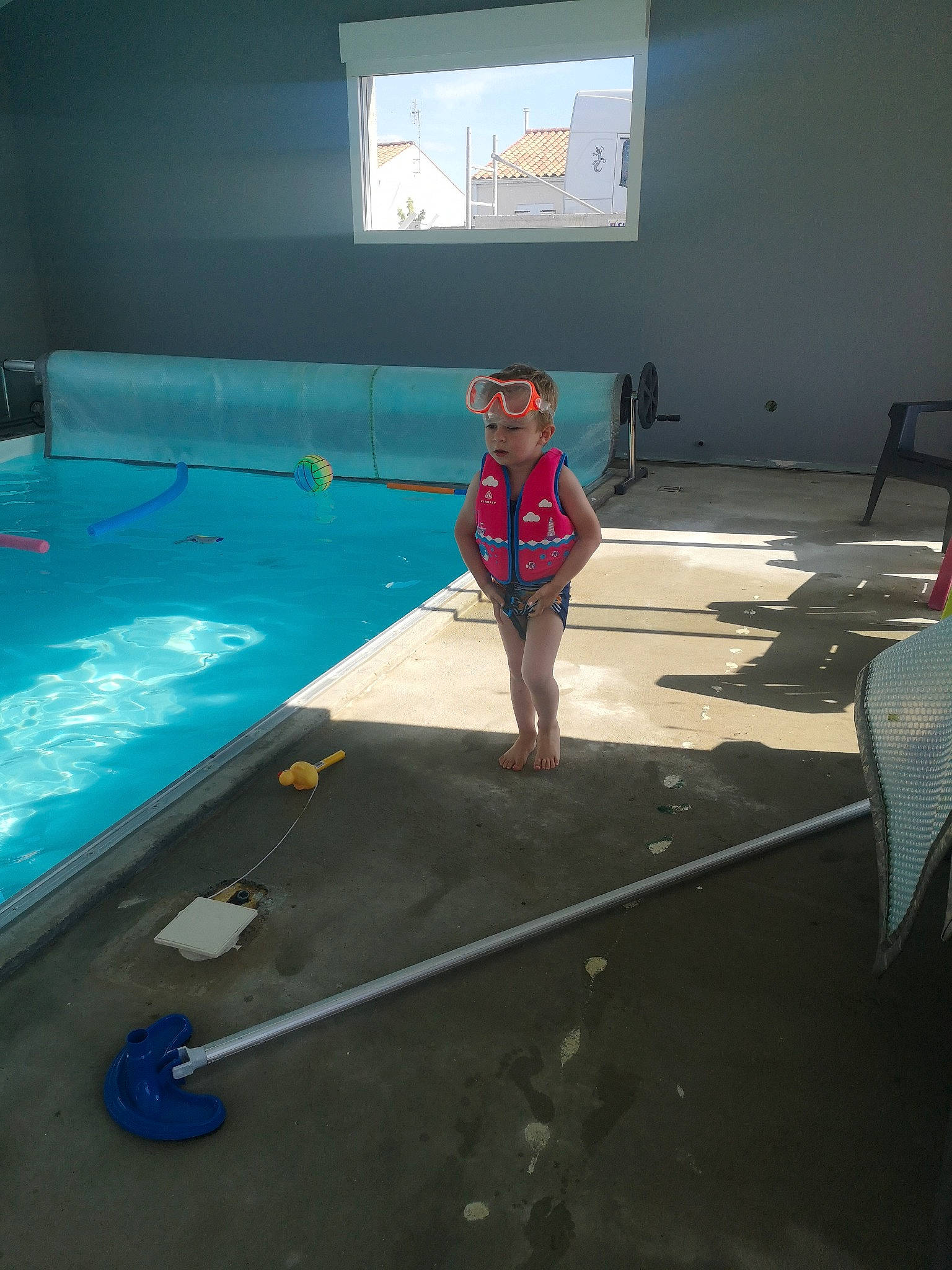 Aaron participe au concours pour gagner de l'argent avec cette photo : asphalt, barefoot, competition_event, composite_material, concrete, display_device, floor, flooring, fun, games, glass, headwear, human_leg, indoor_games_and_sports, leisure, leisure_centre, person, recreation, shorts, sports