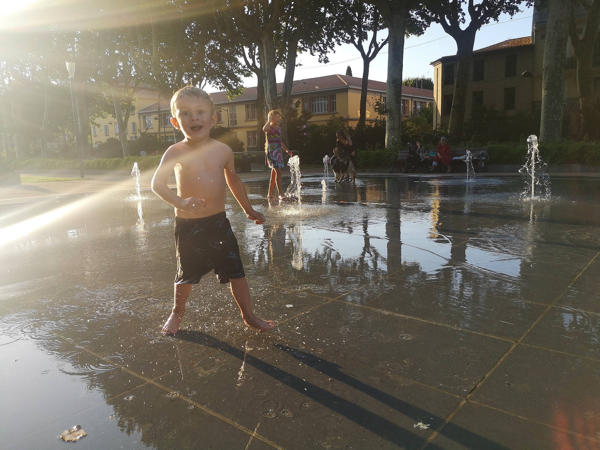 Aaron a rejoint le concours — aidez-le/la à gagner de superbes lots ! asphalt, body_of_water, building, city, event, fountain, fun, leisure, morning, pedestrian, person, recreation, reflection, road_surface, sky, sunlight, temple, tree, water, water_feature