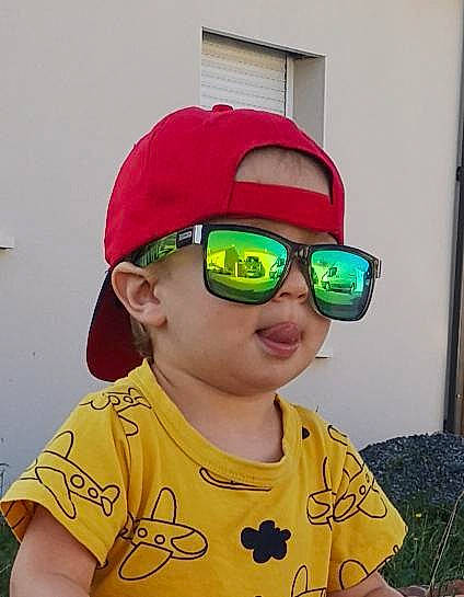 Aaron participe au concours pour gagner de l'argent avec cette photo : baby_toddler_clothing, baseball_cap, cap, cool, costume_hat, eyewear, fun, glasses, goggles, happy, headgear, headwear, lip, mouth, nose, person, personal_protective_equipment, sleeve, sunglasses, t_shirt