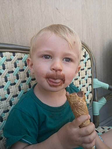 Aaron participe au concours pour gagner de l'argent avec cette photo : child, chocolate_ice_cream, dairy, dessert, food, food_craving, frozen_dessert, gelato, gesture, ice_cream, ice_cream_cone, junk_food, person, pistachio_ice_cream, soft_serve_ice_creams, sorbetes, sweetness, tableware, thumb, toddler