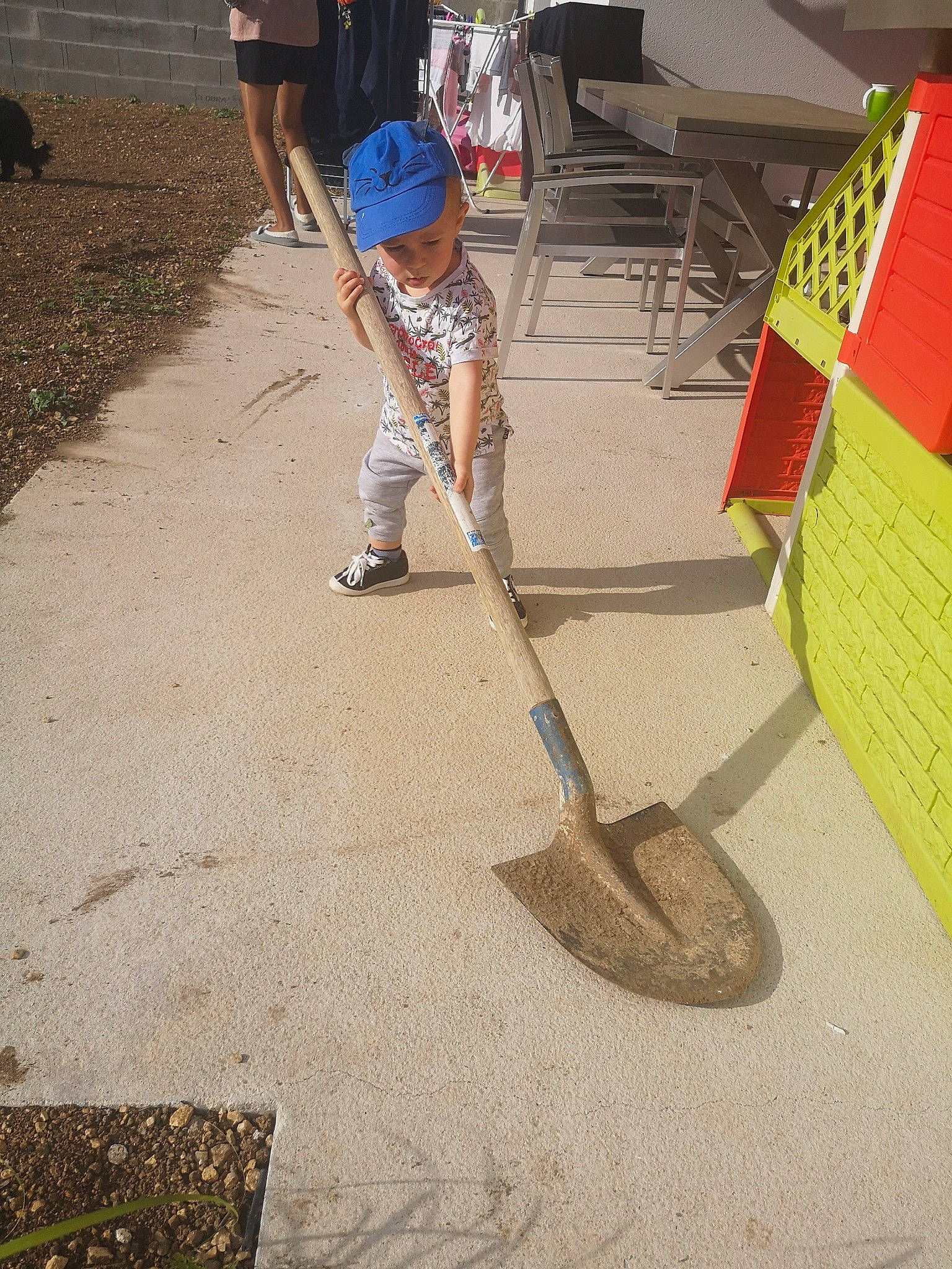 Aaron a rejoint le concours — aidez-le/la à gagner de superbes lots ! asphalt, automotive_tire, broom, cleaner, concrete, floor, flooring, foot, grass, hat, headwear, household_cleaning_supply, household_supply, human_leg, person, road, road_surface, shorts, sidewalk, soil