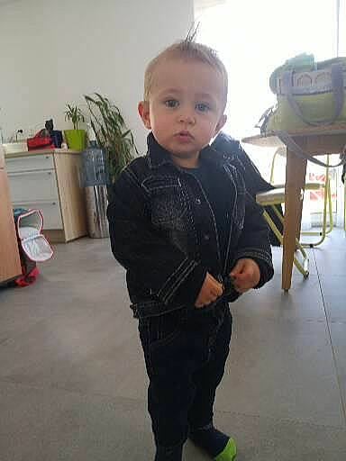 Aarron a rejoint le concours — aidez-le/la à gagner de superbes lots ! baby, baby_toddler_clothing, child, denim, floor, flooring, formal_wear, fun, hardwood, head, houseplant, person, plant, room, sitting, sleeve, standing, t_shirt, toddler, waist