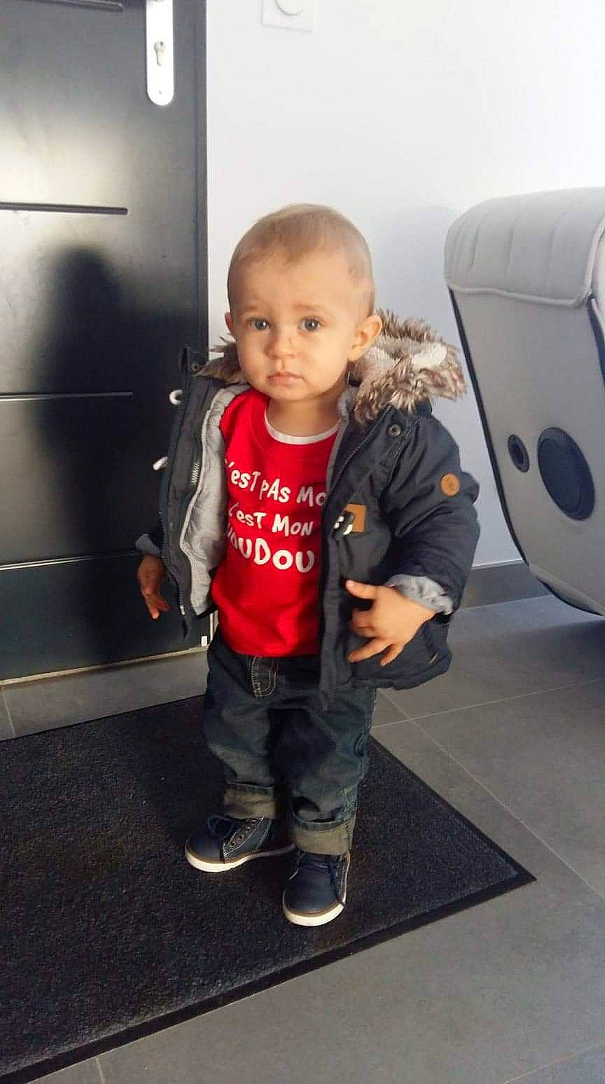 Aarron participe au concours pour gagner de l'argent avec cette photo : automotive_design, baby, baby_toddler_clothing, boot, child, design, fashion, flash_photography, floor, flooring, fun, gas, leg, person, room, shoe, sneakers, standing, t_shirt, toddler