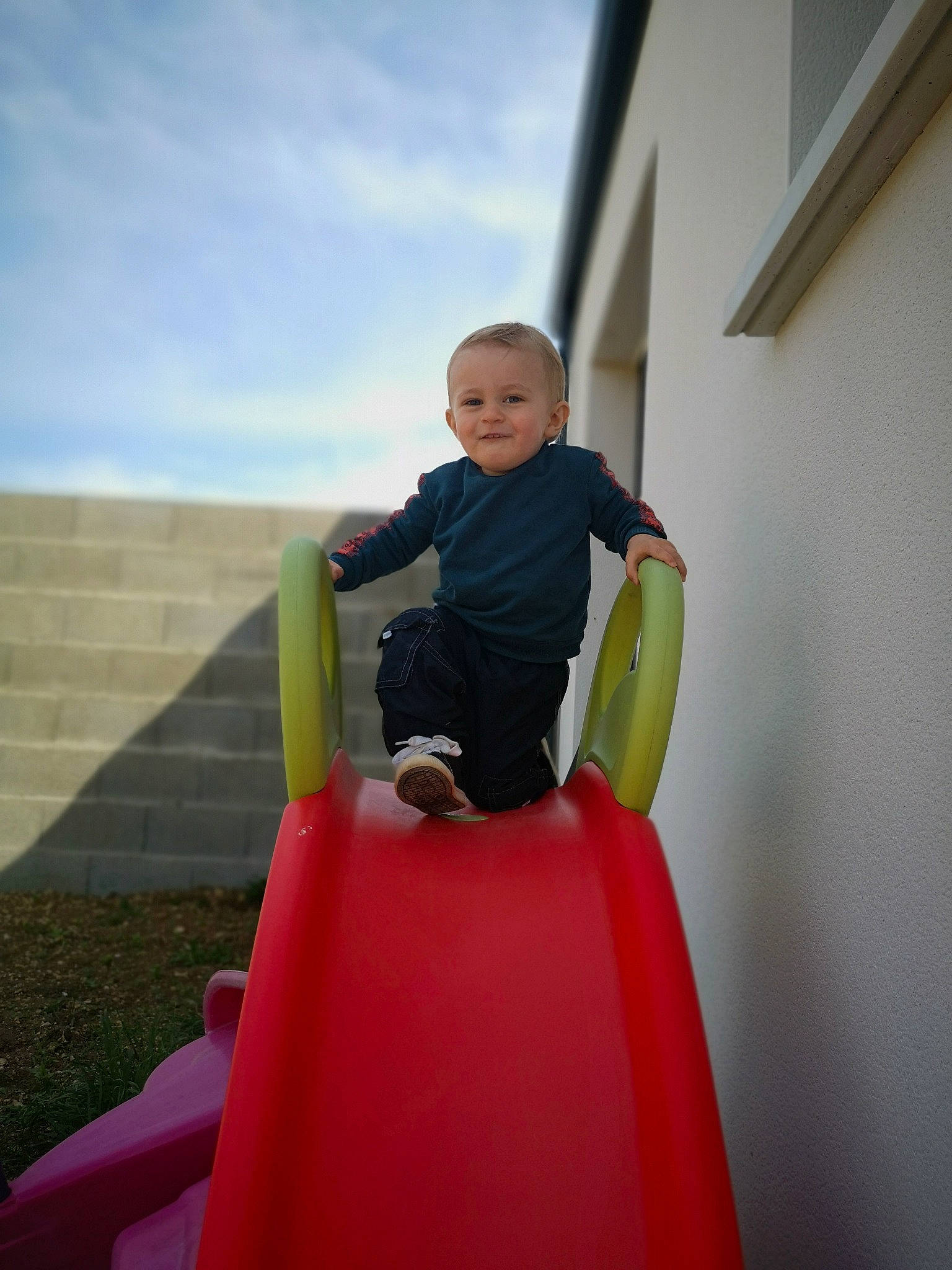 Aarron a rejoint le concours — aidez-le/la à gagner de superbes lots ! baby_toddler_clothing, child, chute, city, cloud, fun, happy, joy, leisure, outdoor_play_equipment, person, playground, playground_slide, recreation, shorts, sitting, sky, sleeve, smile, t_shirt