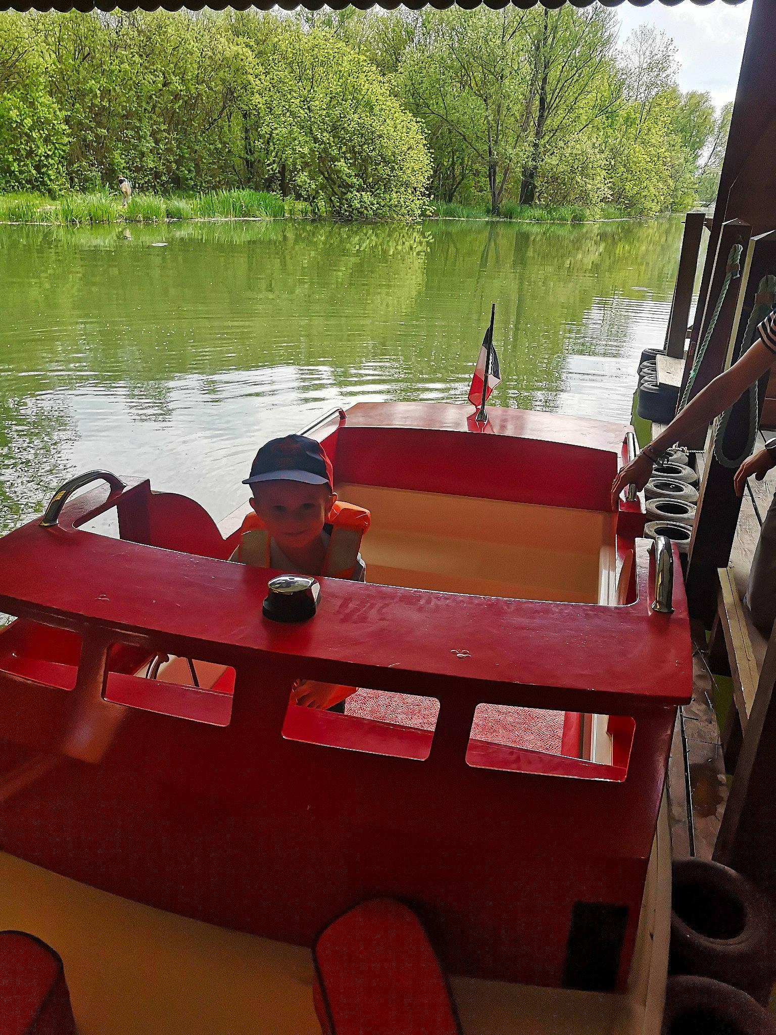 Aaron a rejoint le concours — aidez-le/la à gagner de superbes lots ! automotive_exterior, automotive_wheel_system, boat, boats_and_boating_equipment_and_supplies, body_of_water, headwear, lake, leisure, motor_vehicle, naval_architecture, person, plant, recreation, ship, skiff, tree, under_exposed, vehicle, water, water_transportation